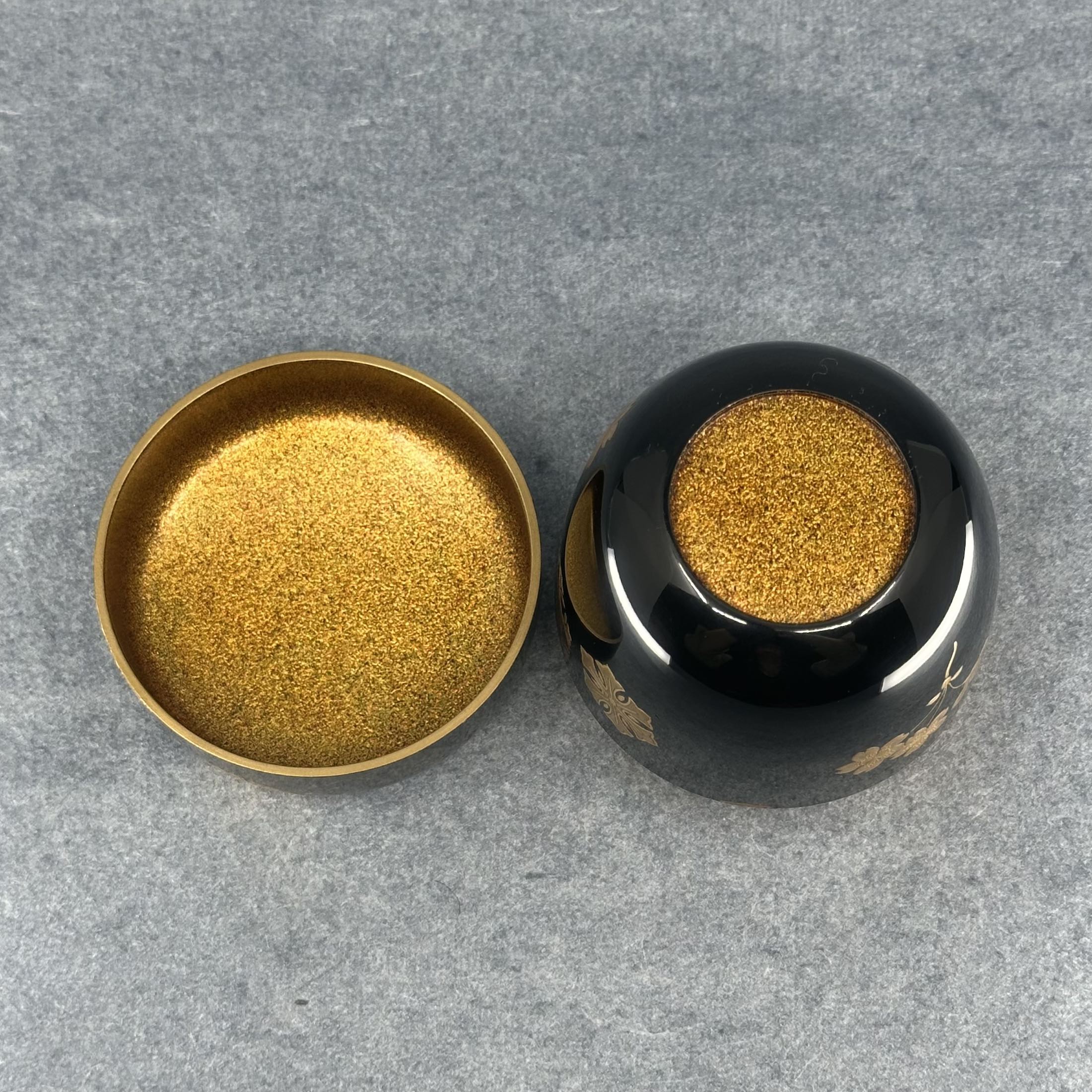 Natsume (Japanese tea caddy) in lacquer and gold, decorated with Setsugekka (snow, moon, cherry blossom) by Ippyōsai