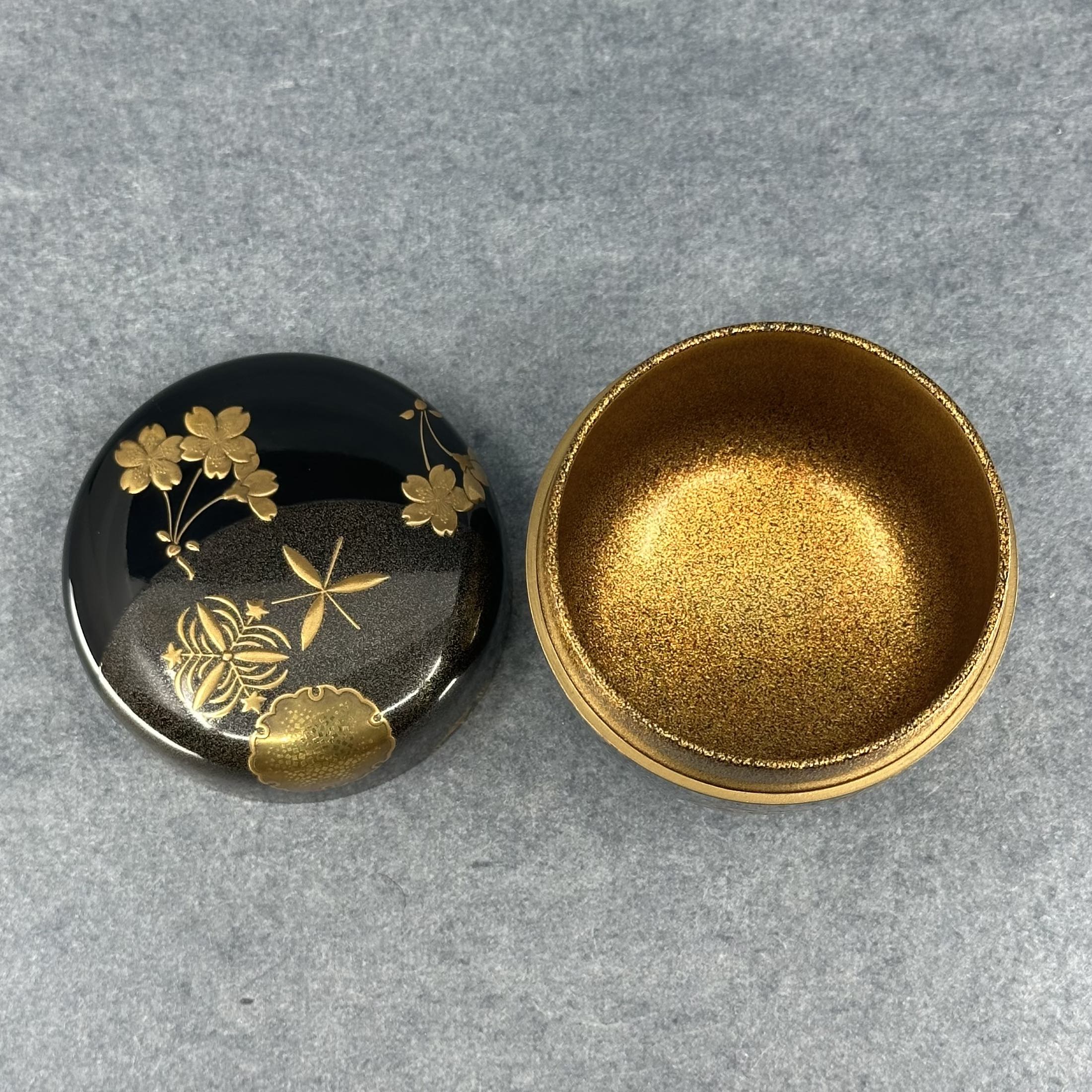 Natsume (Japanese tea caddy) in lacquer and gold, decorated with Setsugekka (snow, moon, cherry blossom) by Ippyōsai