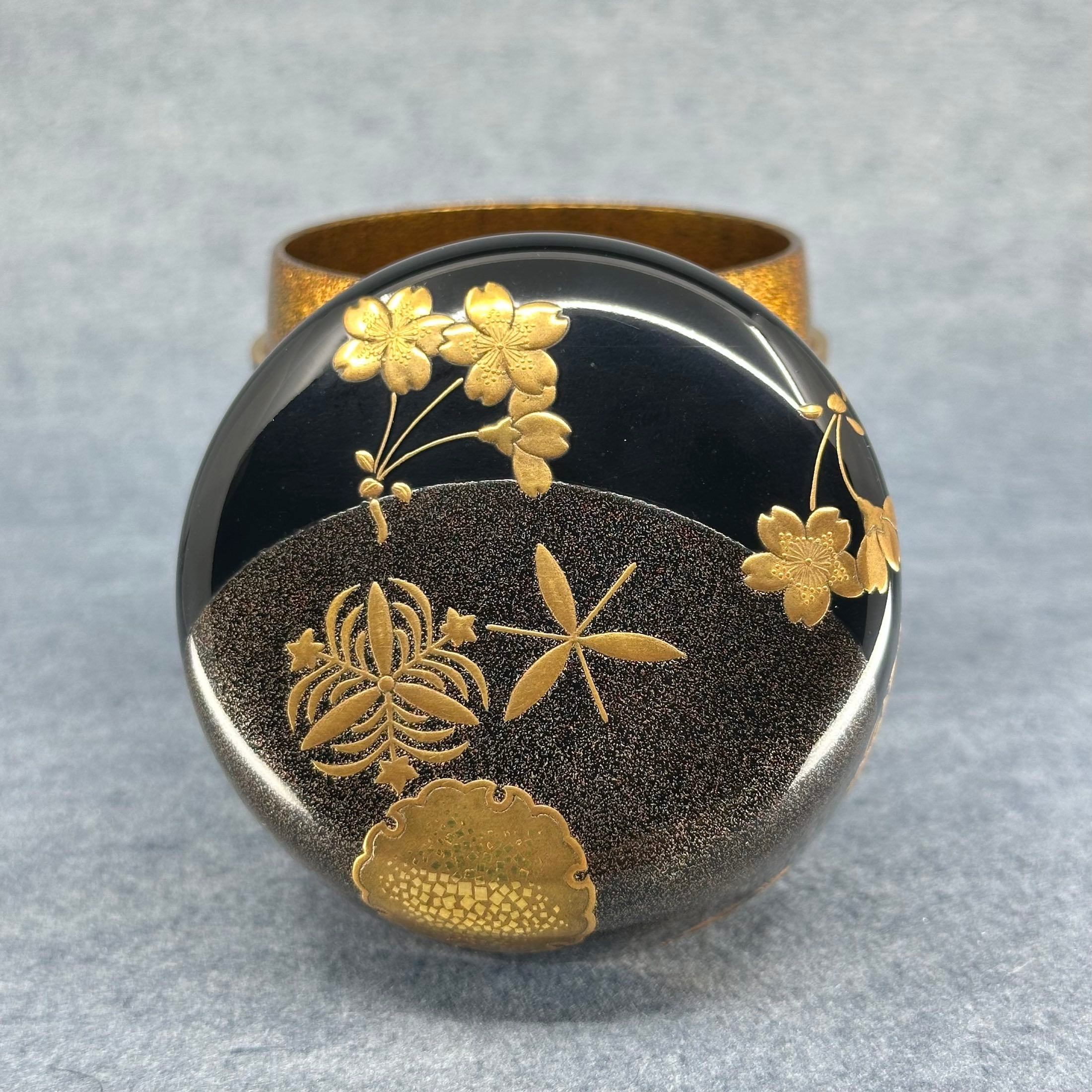 Natsume (Japanese tea caddy) in lacquer and gold, decorated with Setsugekka (snow, moon, cherry blossom) by Ippyōsai