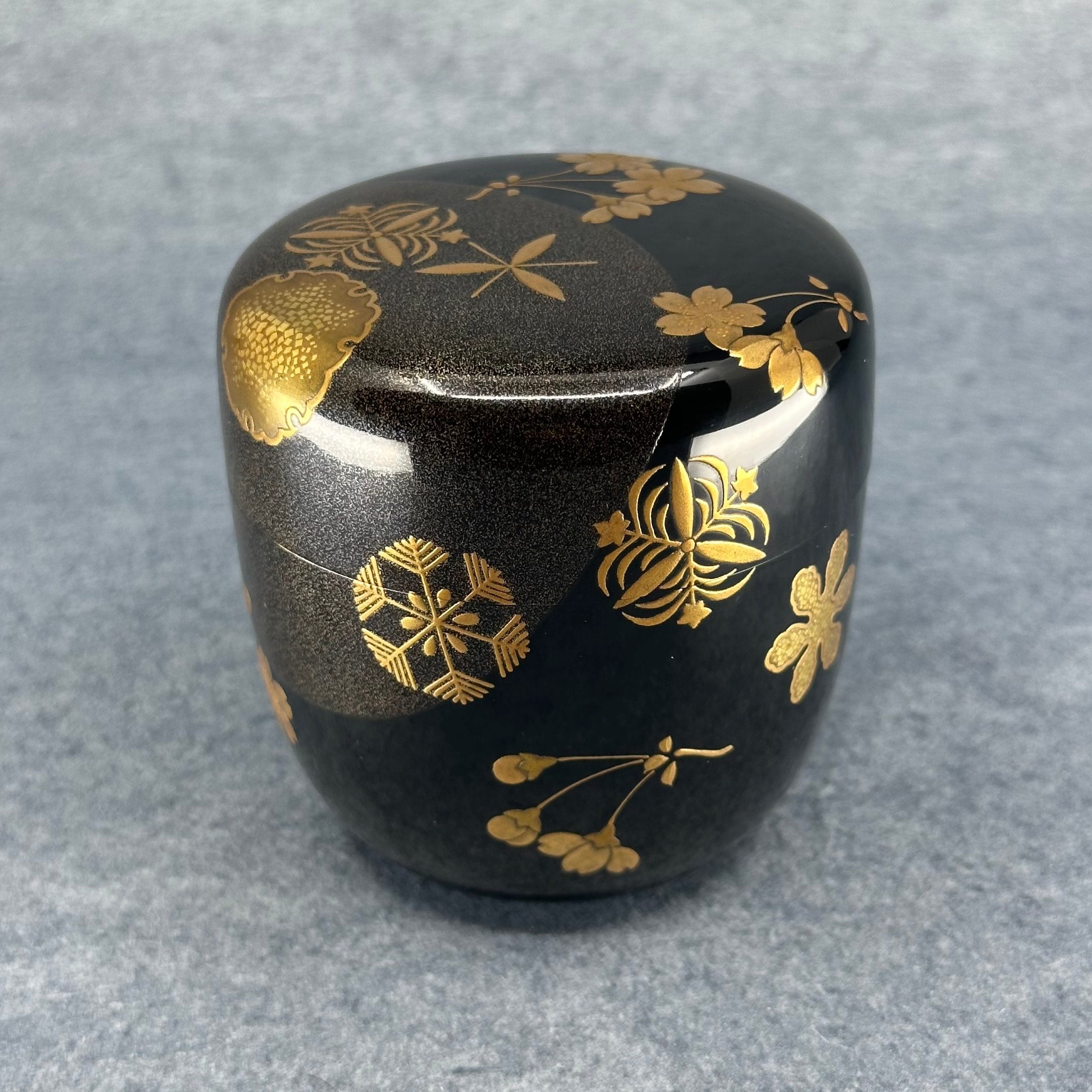 Natsume (Japanese tea caddy) in lacquer and gold, decorated with Setsugekka (snow, moon, cherry blossom) by Ippyōsai