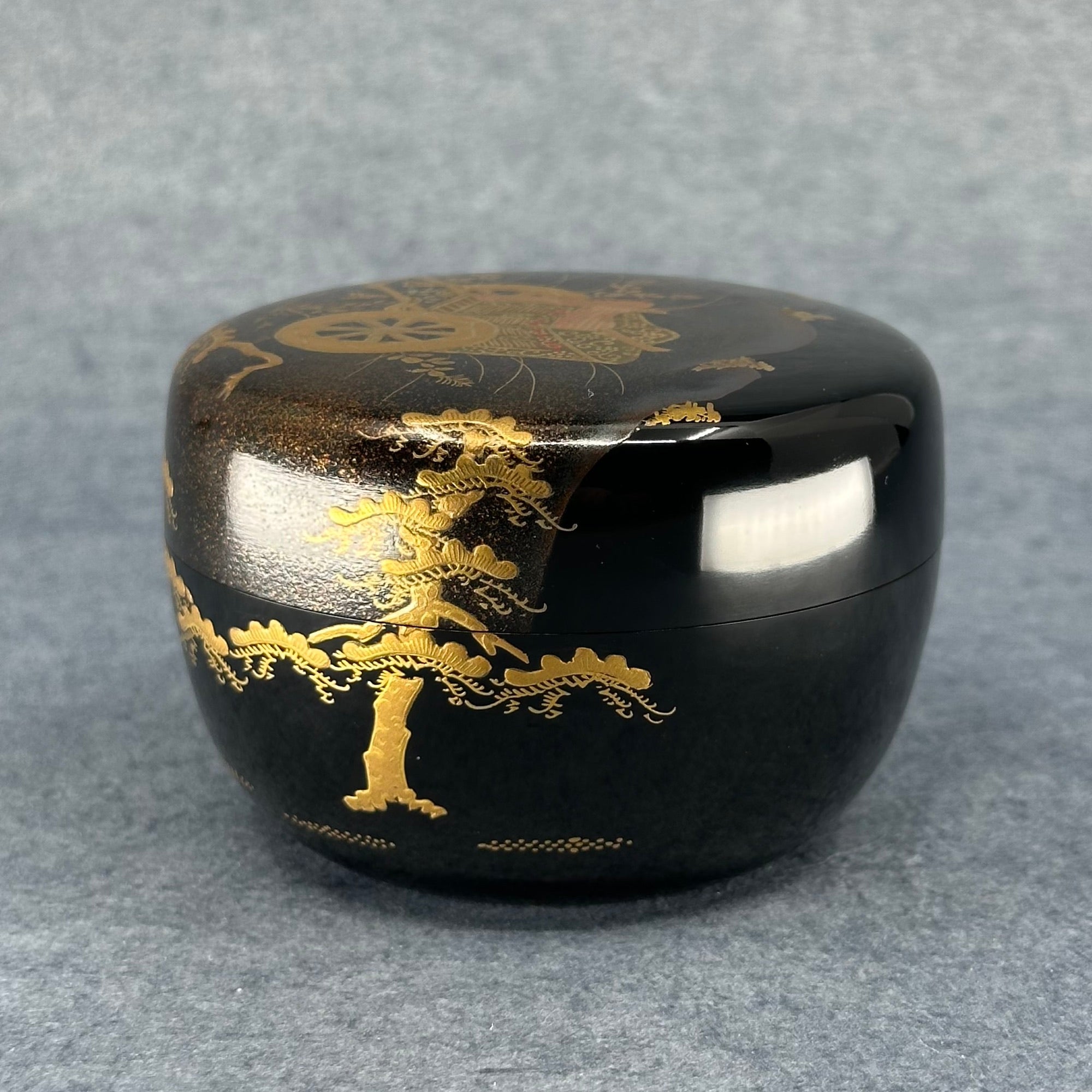 Natsume (boîte à thé japonaise) laque et or, décor gosho guruma (carrosse aristocratique) de Hayashi Shūzan
