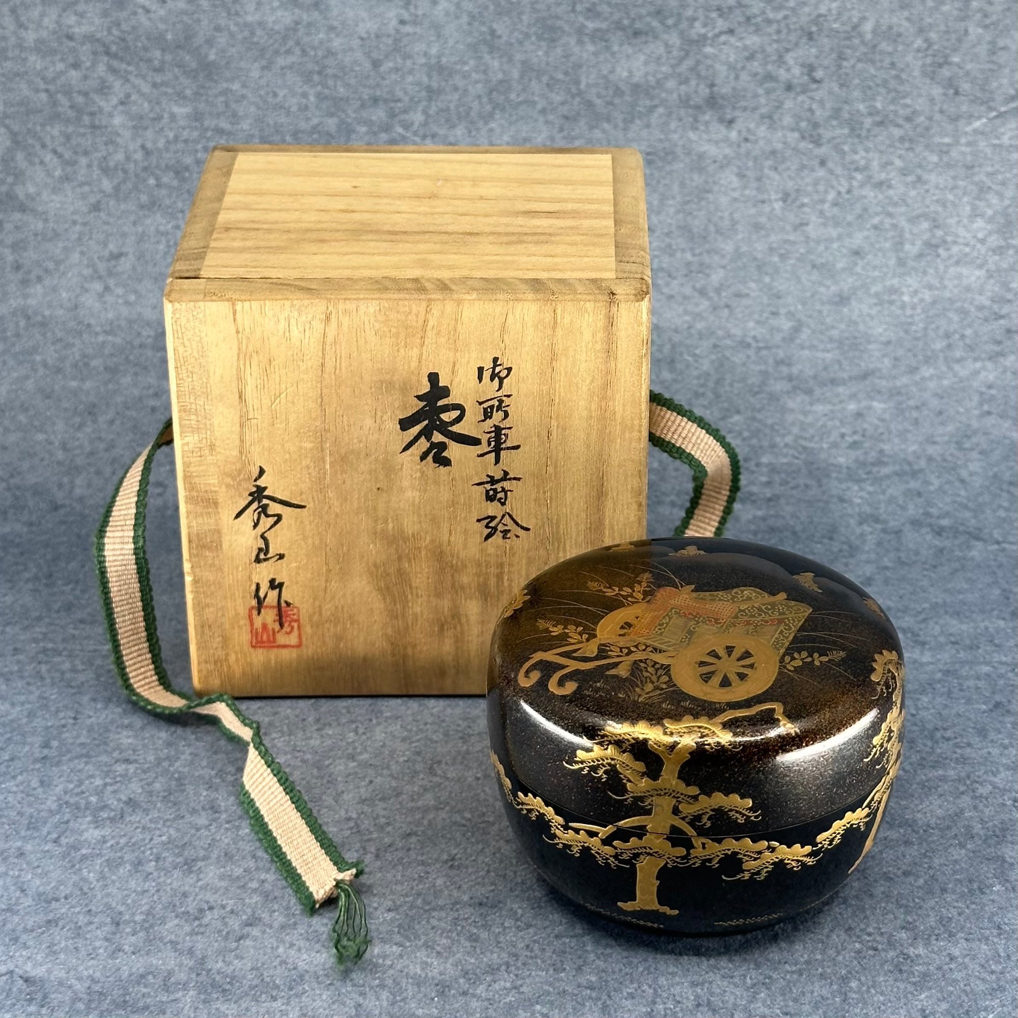 Natsume (boîte à thé japonaise) laque et or, décor gosho guruma (carrosse aristocratique) de Hayashi Shūzan