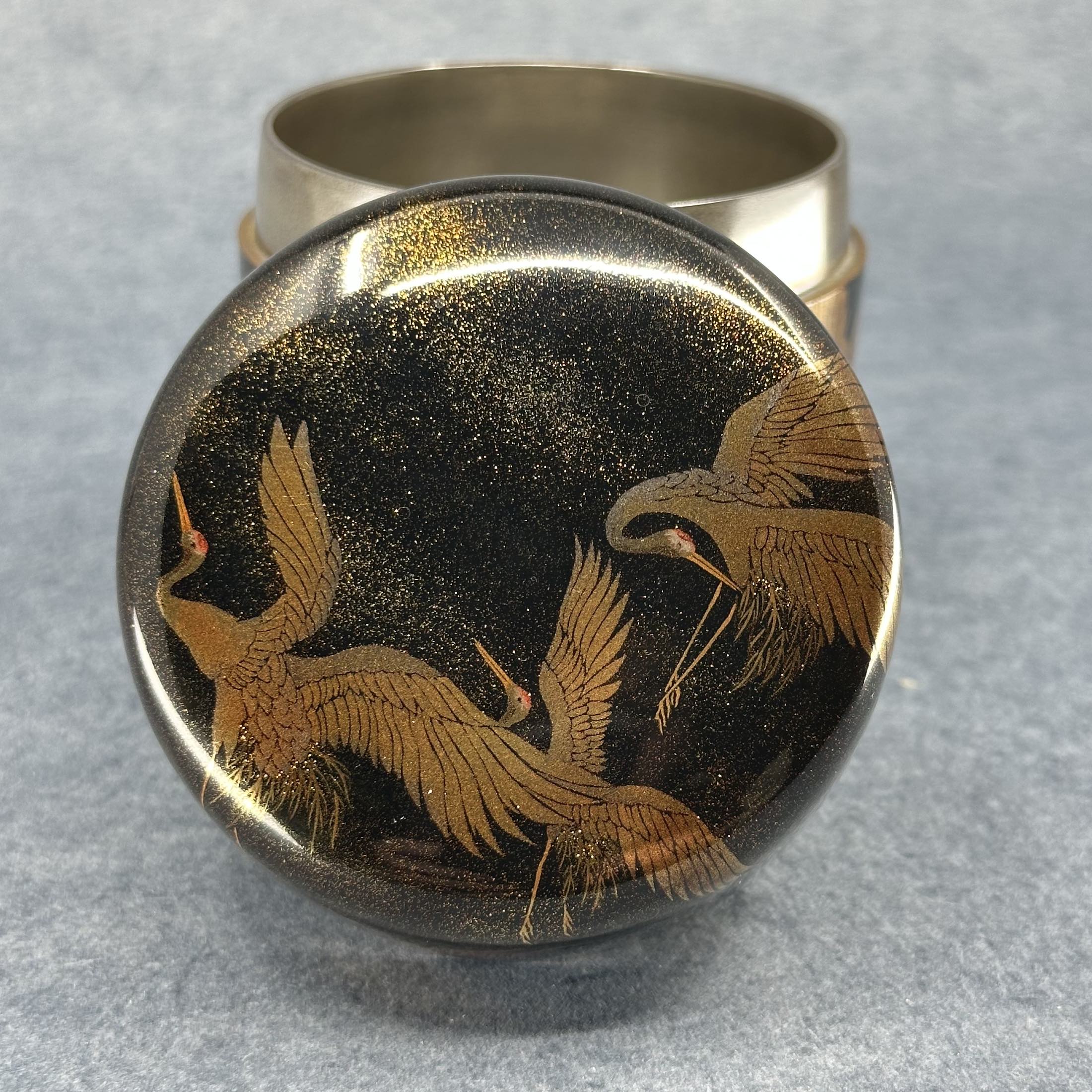 Natsume (Japanese tea caddy) in lacquer and gold, decorated with senbazuru (thousand cranes) by Hamada Seihō