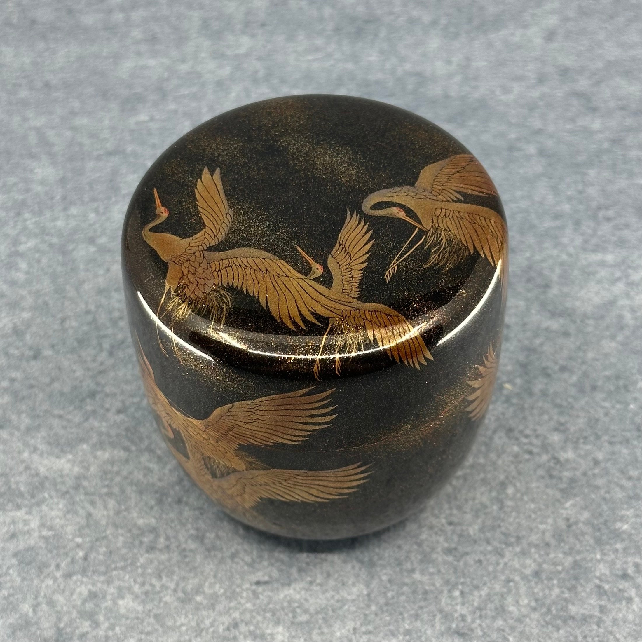 Natsume (Japanese tea caddy) in lacquer and gold, decorated with senbazuru (thousand cranes) by Hamada Seihō