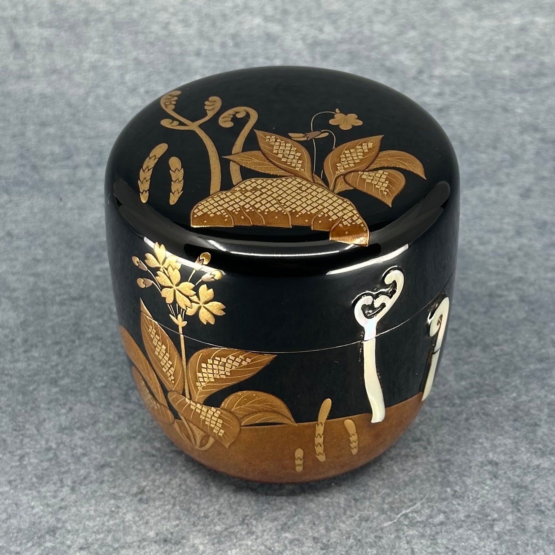 Natsume (Japanese tea caddy) in lacquer and gold, decorated with spring grasses by Sōsui Shimizu