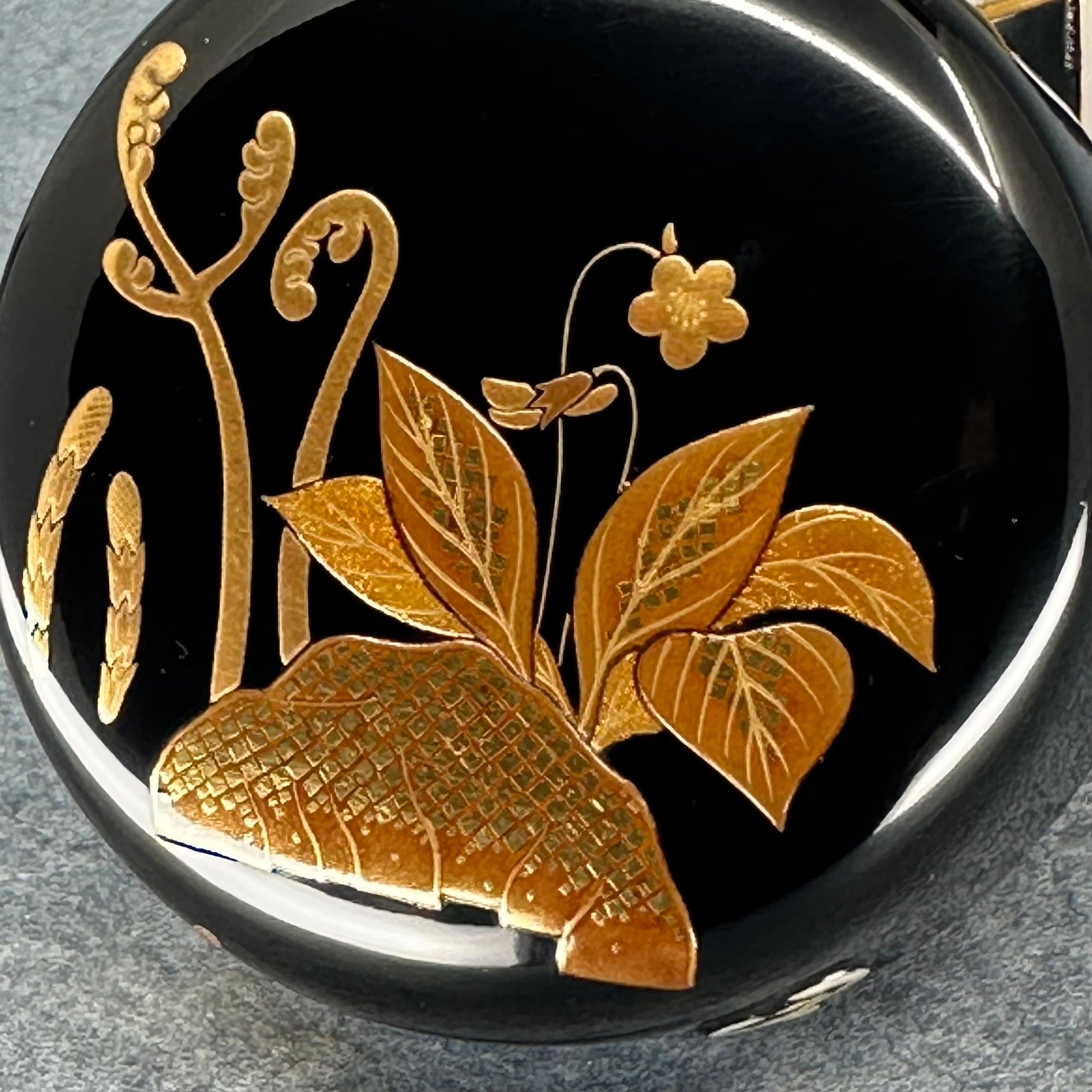 Natsume (Japanese tea caddy) in lacquer and gold, decorated with spring grasses by Sōsui Shimizu