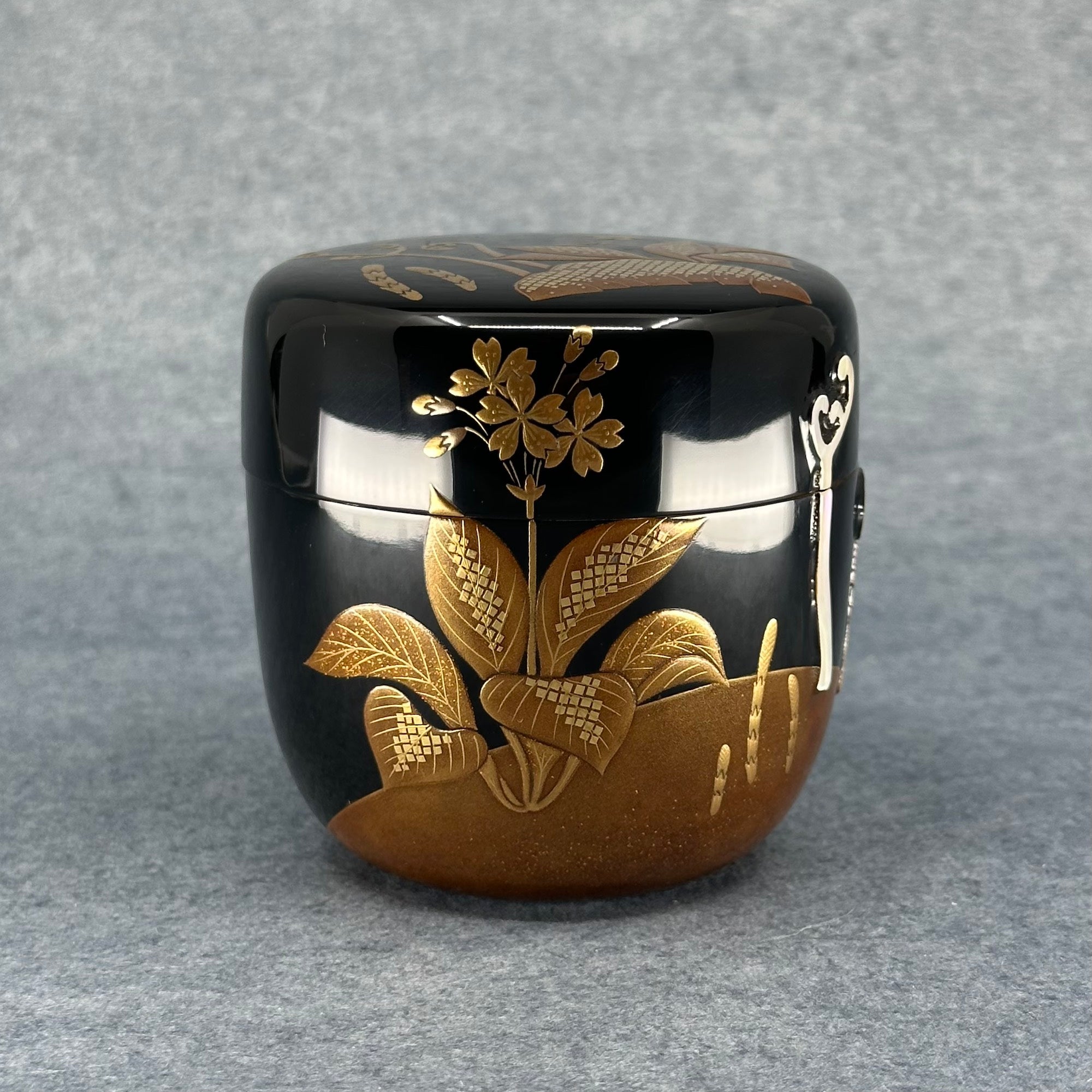 Natsume (Japanese tea caddy) in lacquer and gold, decorated with spring grasses by Sōsui Shimizu