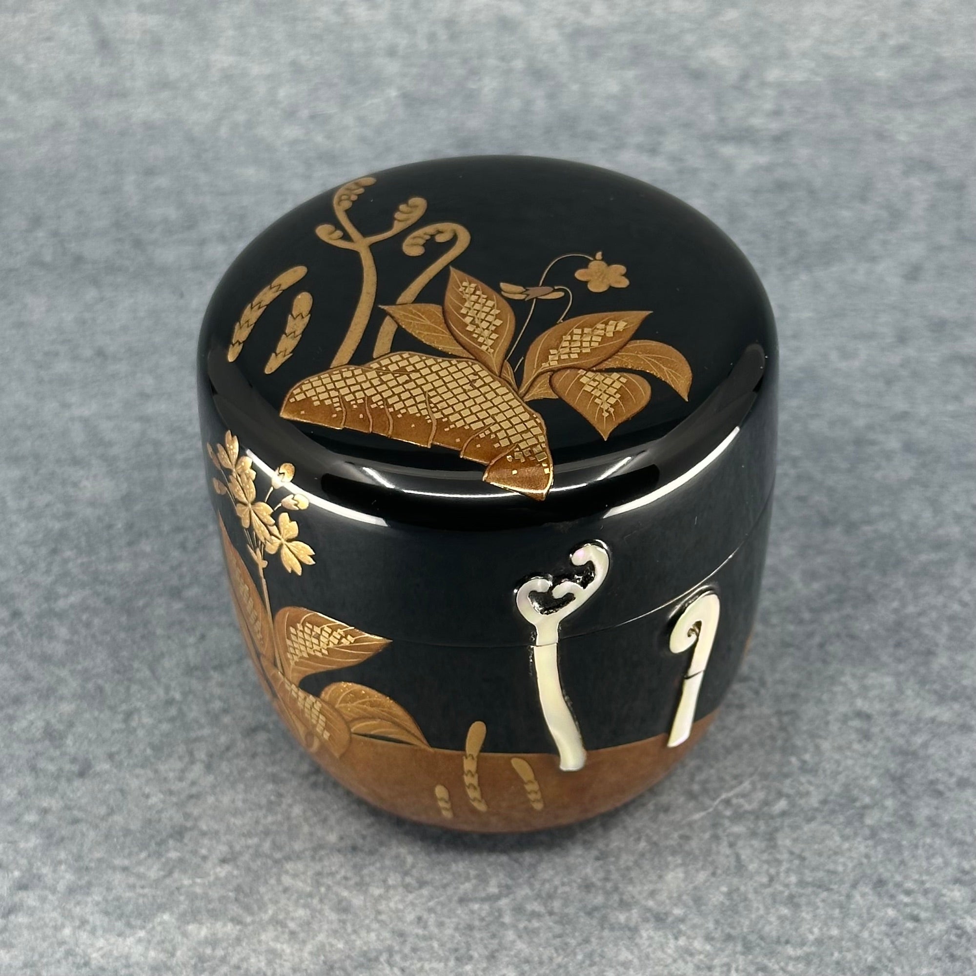 Natsume (Japanese tea caddy) in lacquer and gold, decorated with spring grasses by Sōsui Shimizu