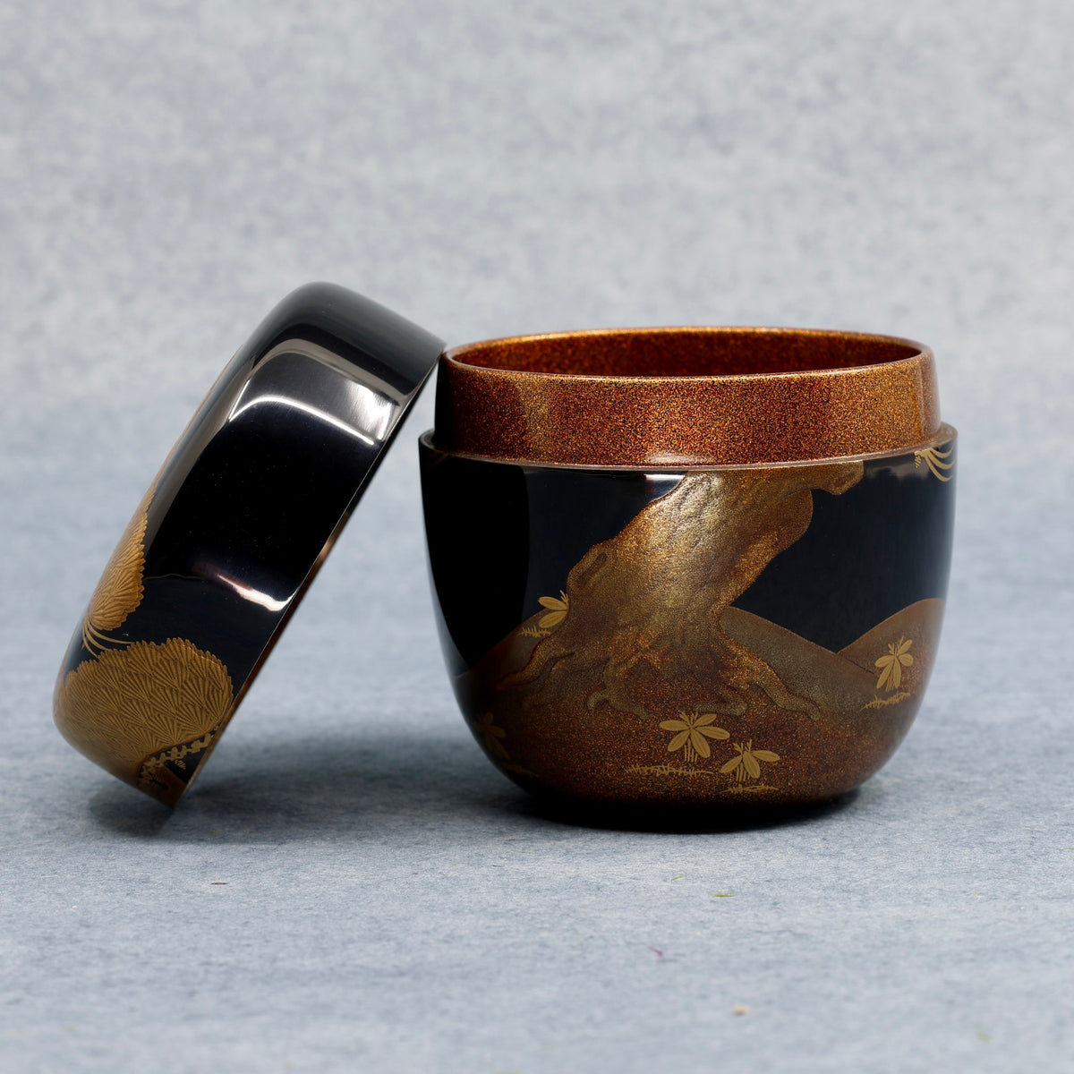 Natsume (Japanese tea caddy) in urushi lacquer and gold, decorated with oimatsu (old pine) and a Shiogama landscape by Suzuki Kōnyū