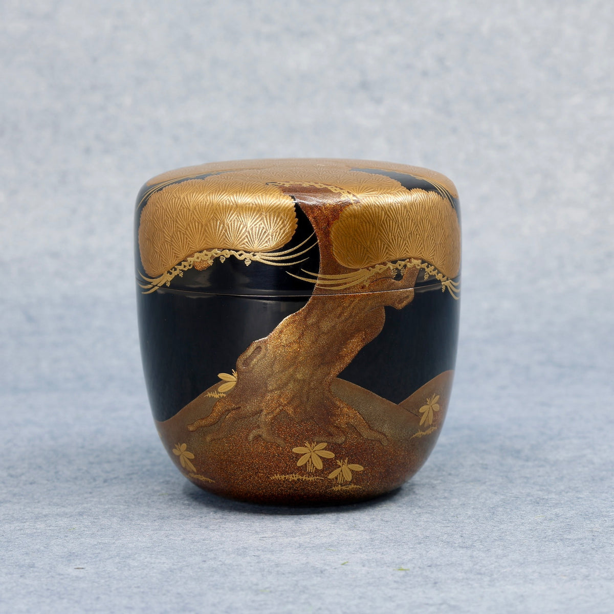 Natsume (Japanese tea caddy) in urushi lacquer and gold, decorated with oimatsu (old pine) and a Shiogama landscape by Suzuki Kōnyū