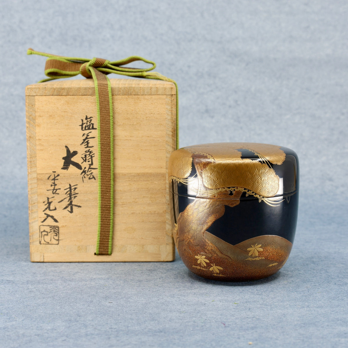 Natsume (Japanese tea caddy) in urushi lacquer and gold, decorated with oimatsu (old pine) and a Shiogama landscape by Suzuki Kōnyū