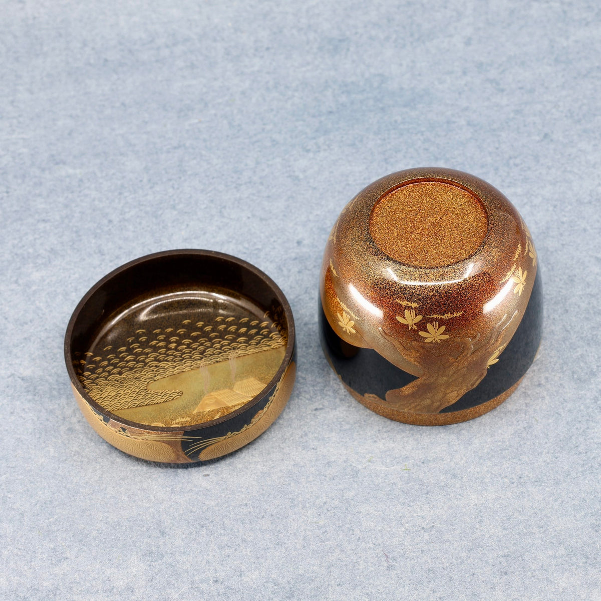 Natsume (Japanese tea caddy) in urushi lacquer and gold, decorated with oimatsu (old pine) and a Shiogama landscape by Suzuki Kōnyū