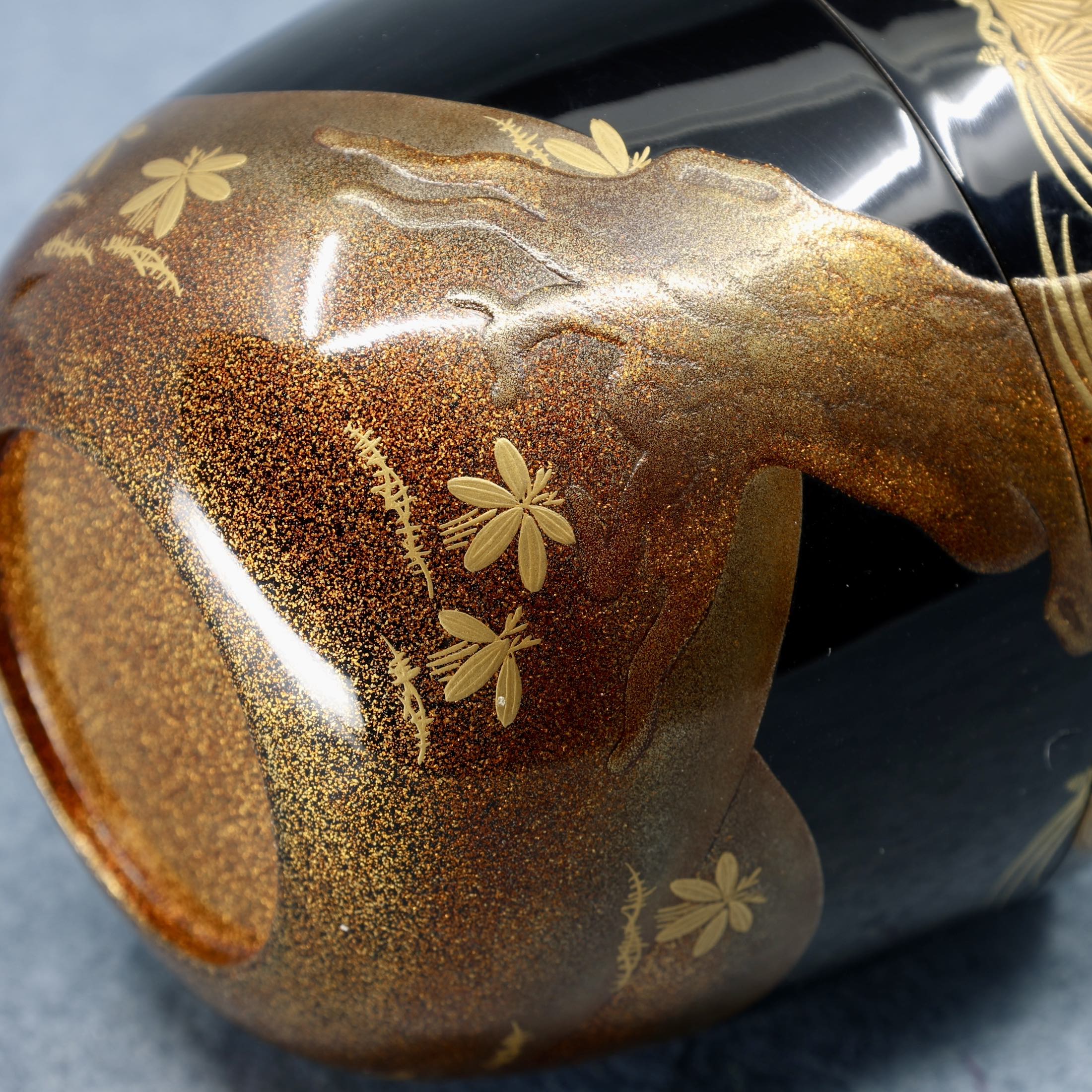 Natsume (Japanese tea caddy) in urushi lacquer and gold, decorated with oimatsu (old pine) and a Shiogama landscape by Suzuki Kōnyū