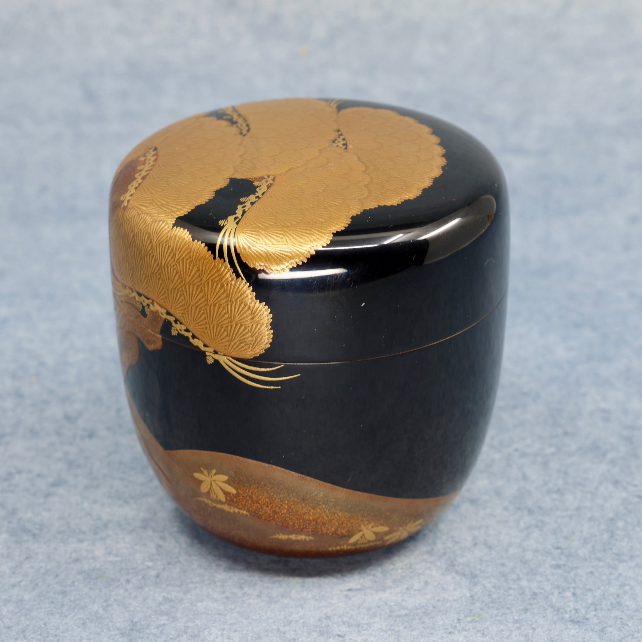 Natsume (Japanese tea caddy) in urushi lacquer and gold, decorated with oimatsu (old pine) and a Shiogama landscape by Suzuki Kōnyū