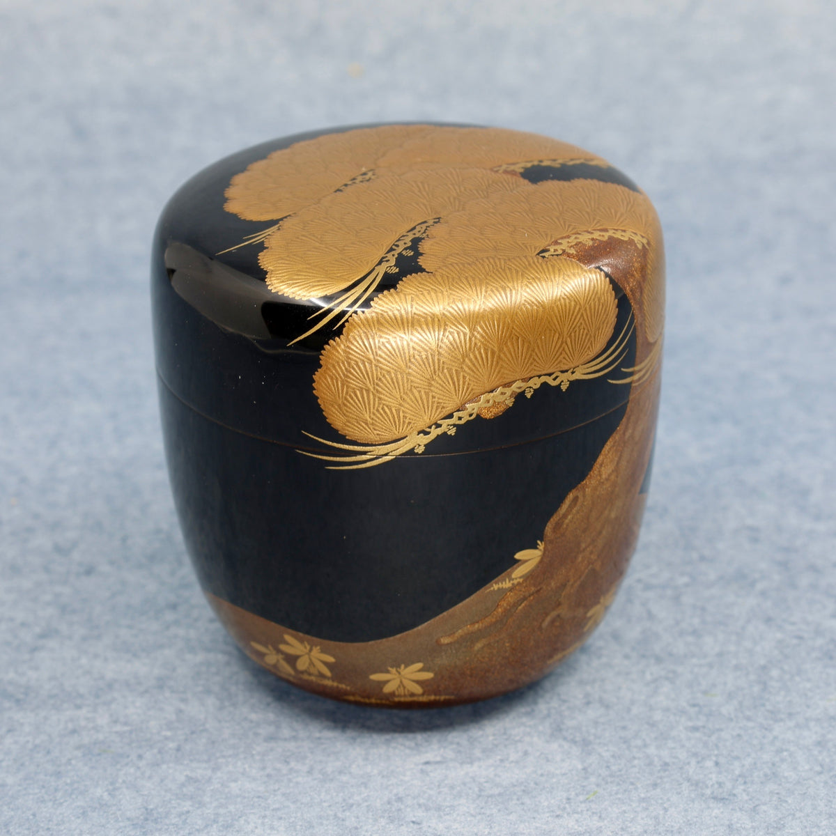 Natsume (Japanese tea caddy) in urushi lacquer and gold, decorated with oimatsu (old pine) and a Shiogama landscape by Suzuki Kōnyū