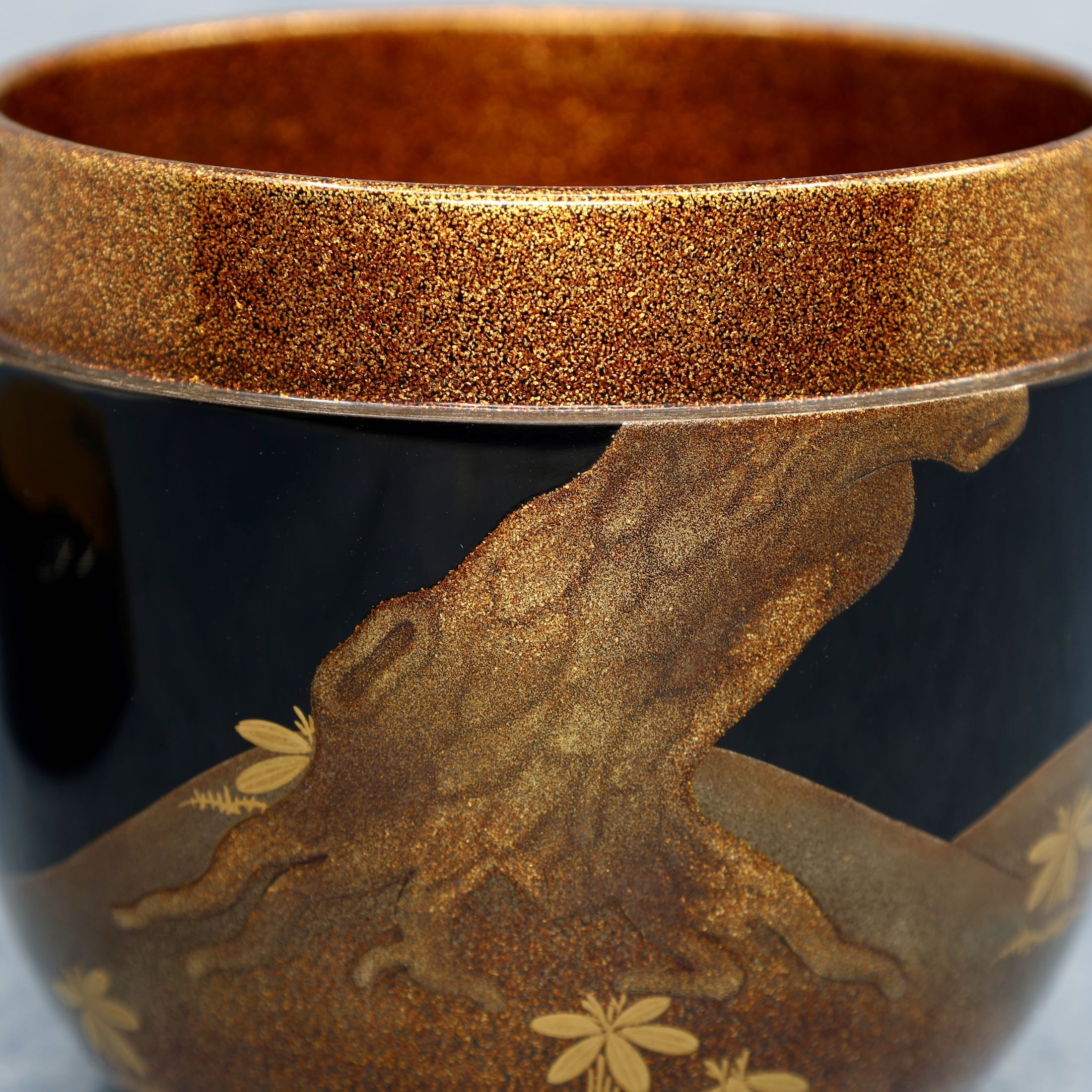 Natsume (Japanese tea caddy) in urushi lacquer and gold, decorated with oimatsu (old pine) and a Shiogama landscape by Suzuki Kōnyū