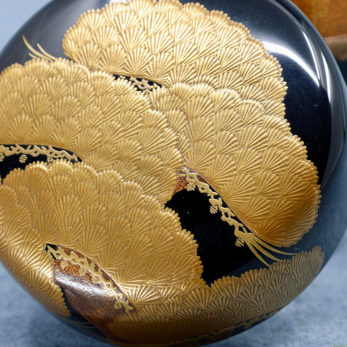 Natsume (Japanese tea caddy) in urushi lacquer and gold, decorated with oimatsu (old pine) and a Shiogama landscape by Suzuki Kōnyū