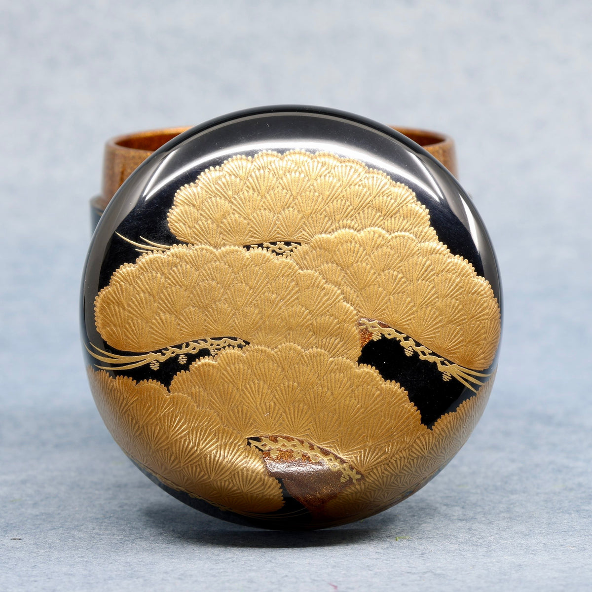 Natsume (Japanese tea caddy) in urushi lacquer and gold, decorated with oimatsu (old pine) and a Shiogama landscape by Suzuki Kōnyū