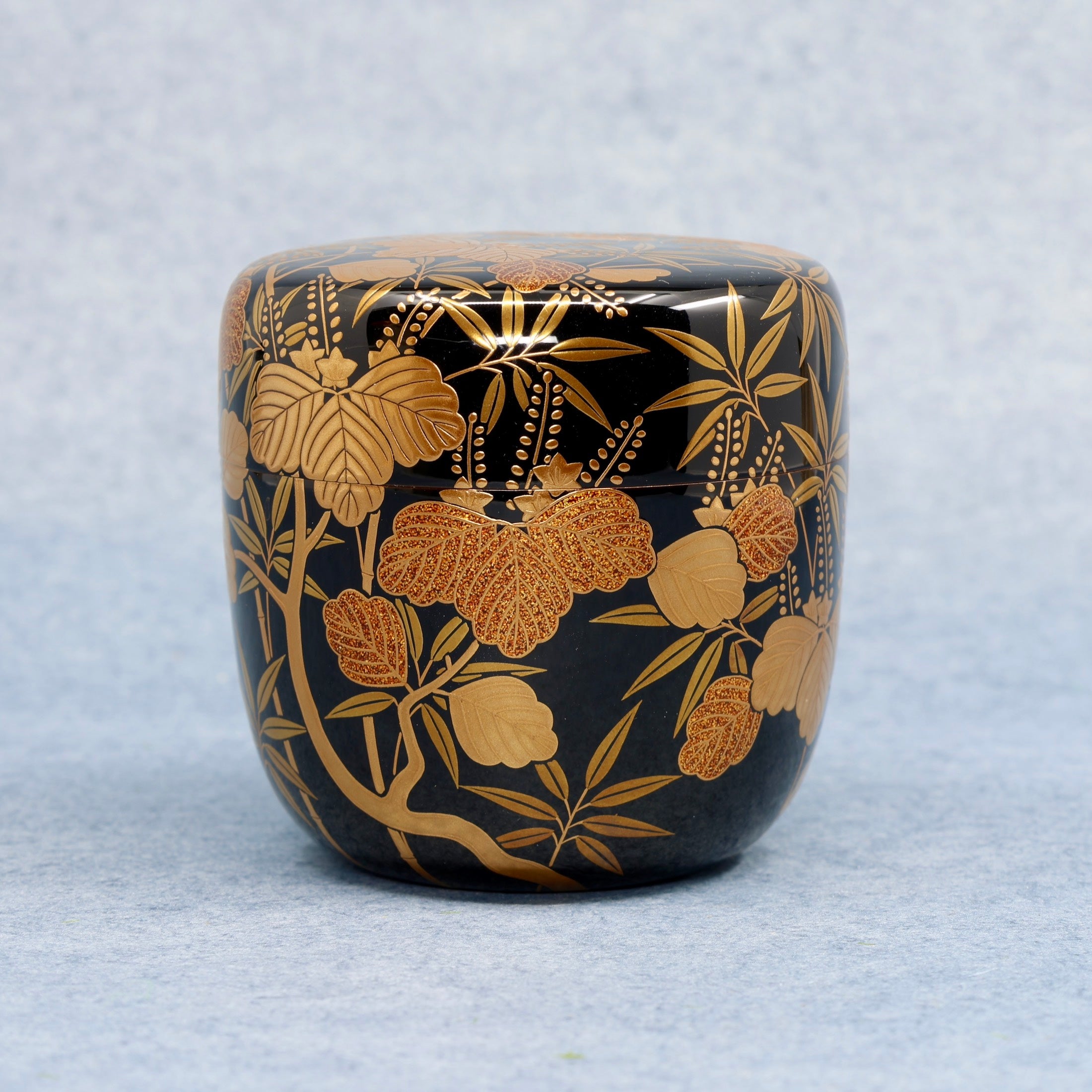 Natsume (Japanese tea caddy) lacquered and gilded, kirichiku (paulownia and bamboo) decoration by Kōsen Ōshita