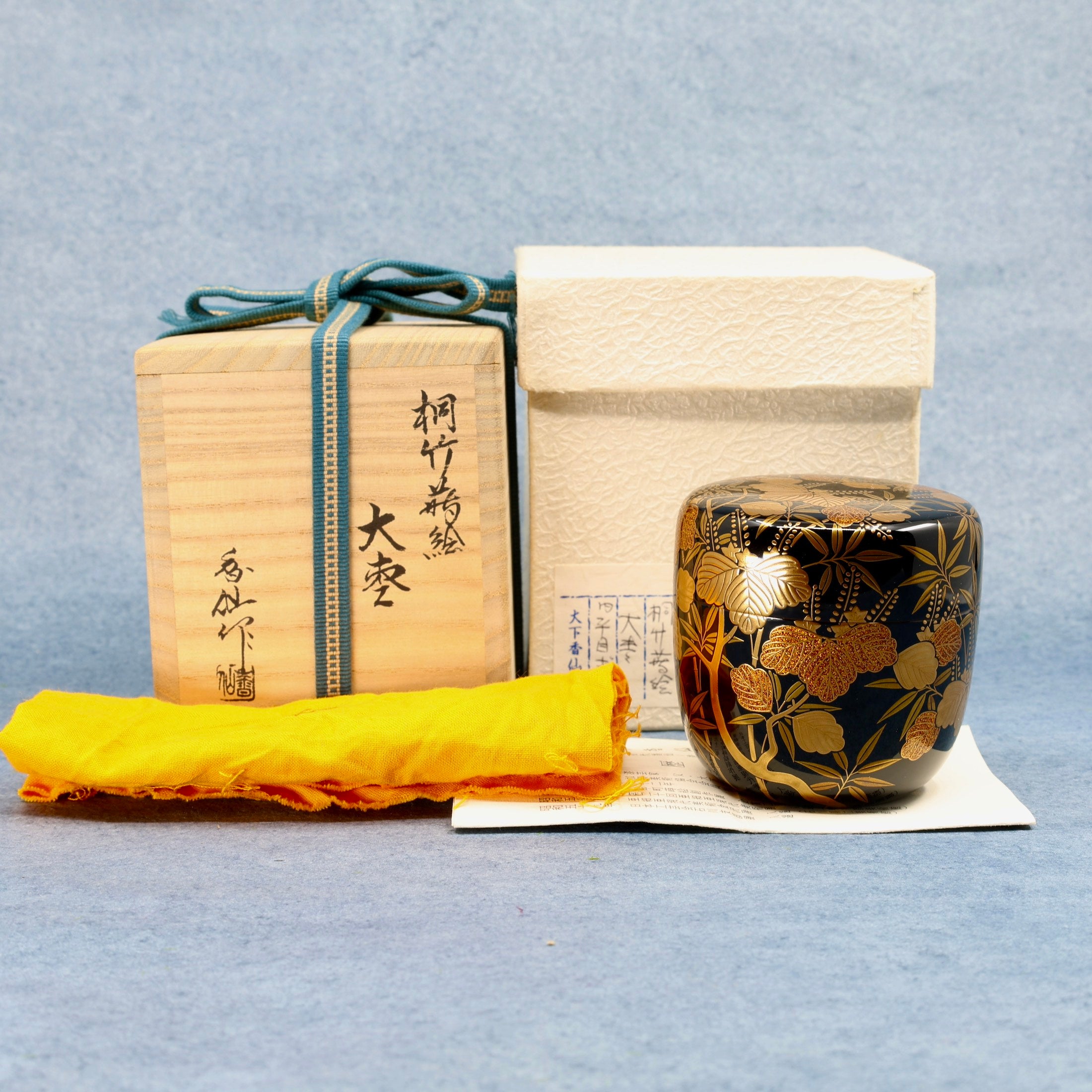 Natsume (Japanese tea caddy) lacquered and gilded, kirichiku (paulownia and bamboo) decoration by Kōsen Ōshita