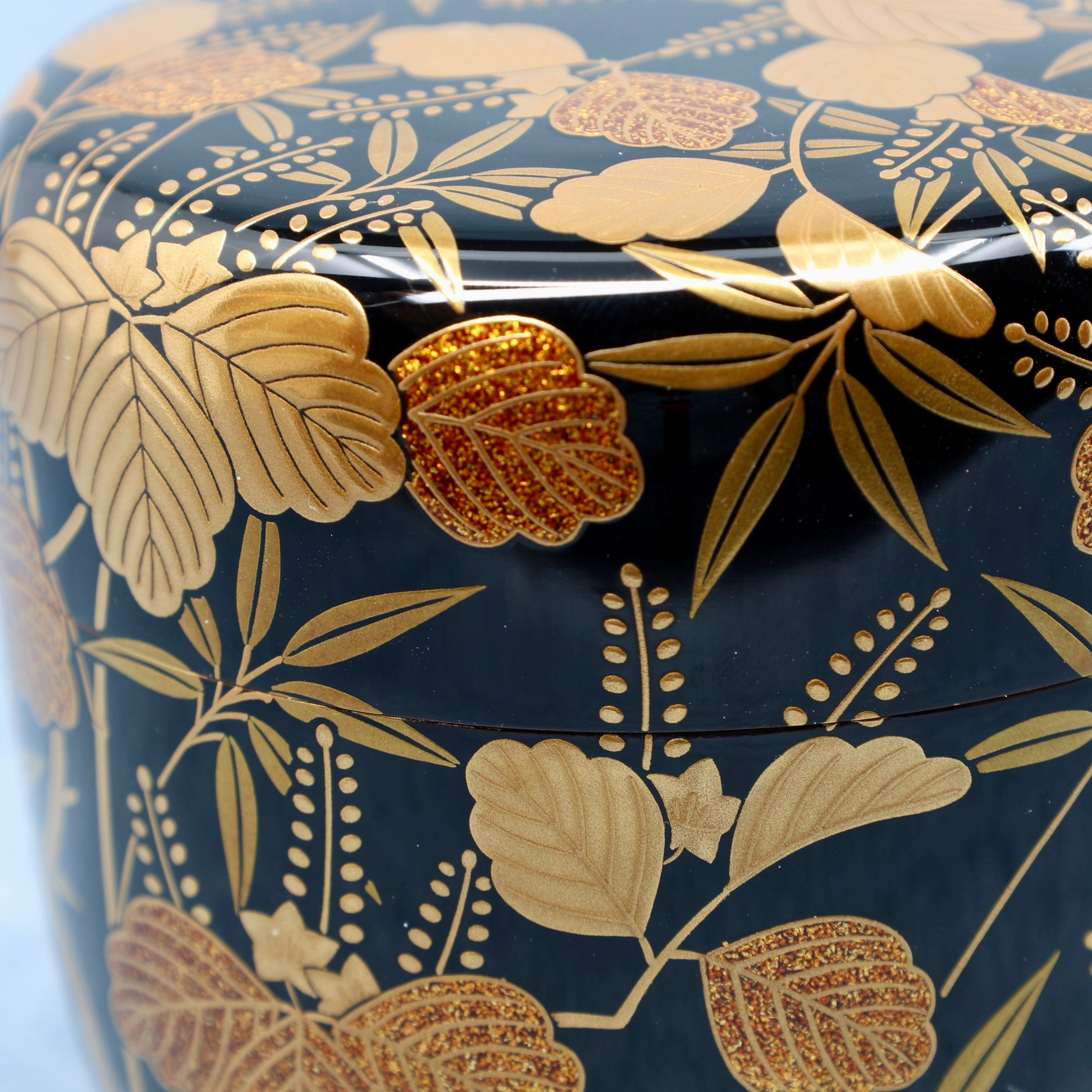 Natsume (Japanese tea caddy) lacquered and gilded, kirichiku (paulownia and bamboo) decoration by Kōsen Ōshita