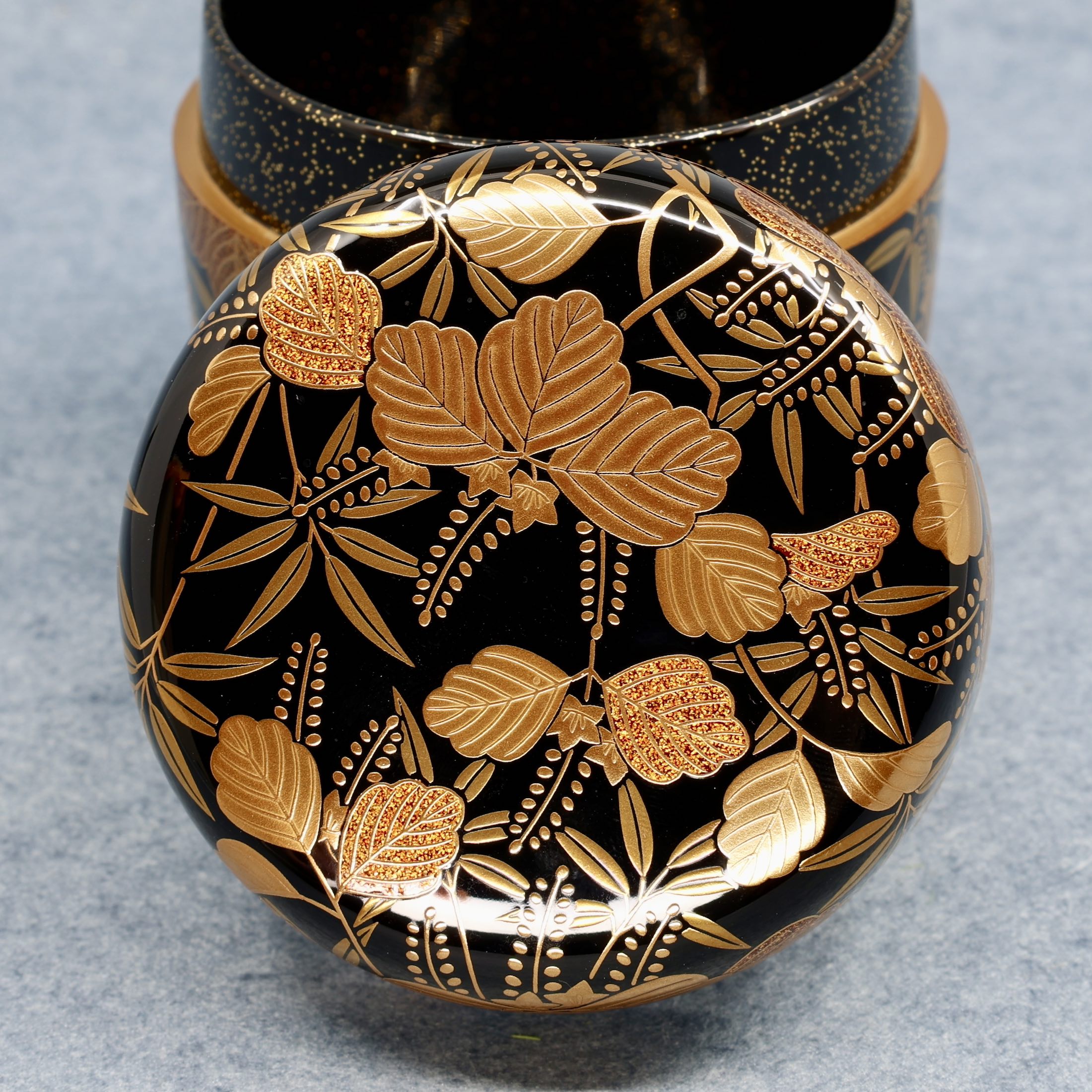 Natsume (Japanese tea caddy) lacquered and gilded, kirichiku (paulownia and bamboo) decoration by Kōsen Ōshita