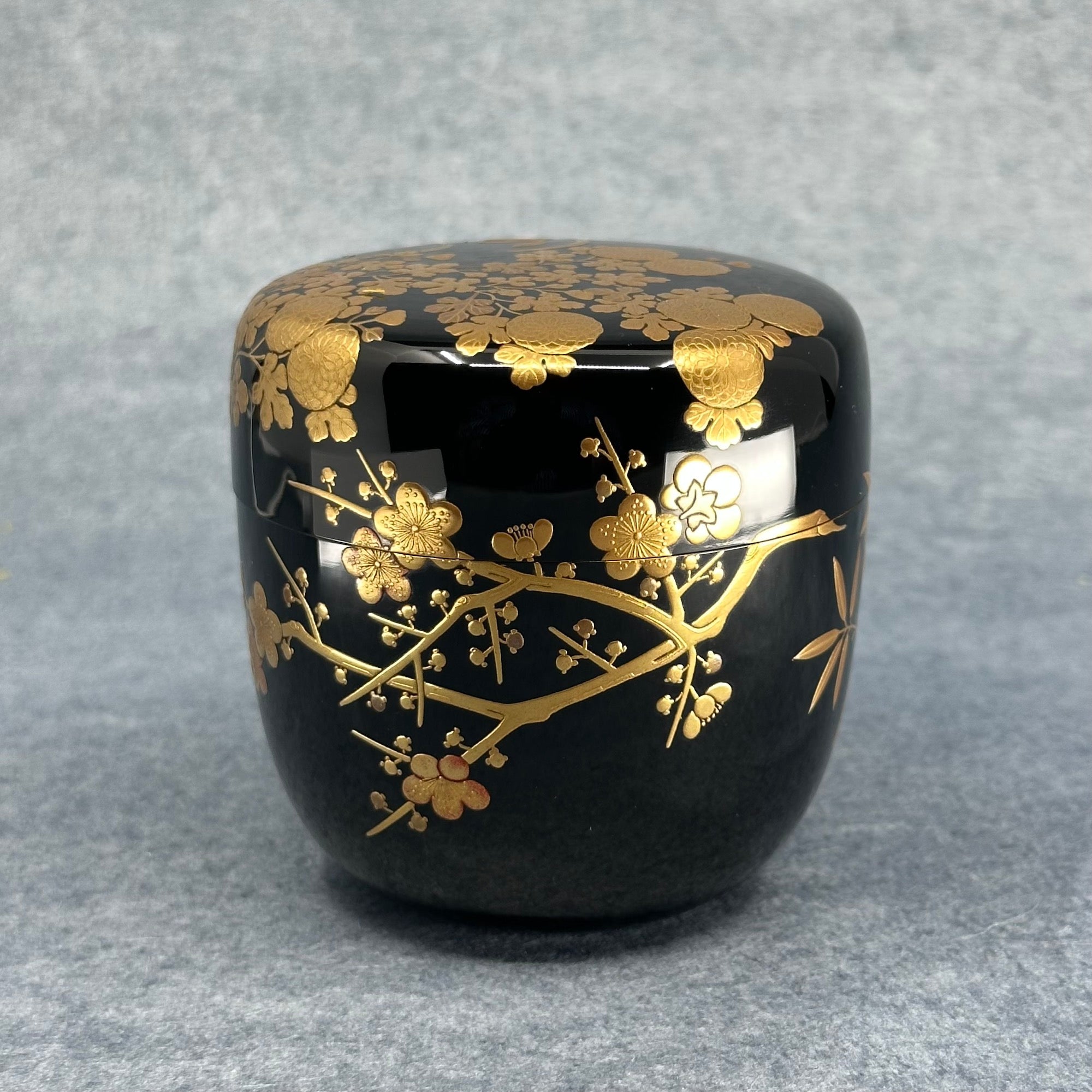Natsume (boîte à thé japonaise) laque et or, décor shikunshi (quatre gentilshommes) de Ippyōsai
