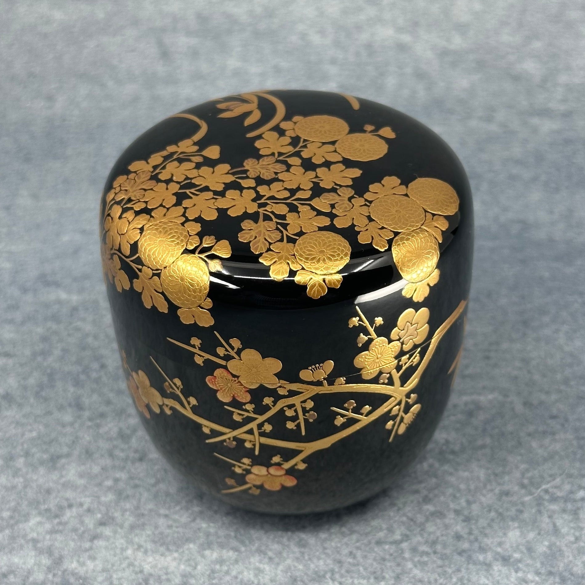 Natsume (Japanese tea caddy) lacquered in gold, shikunshi (four gentlemen) decor by Ippyōsai