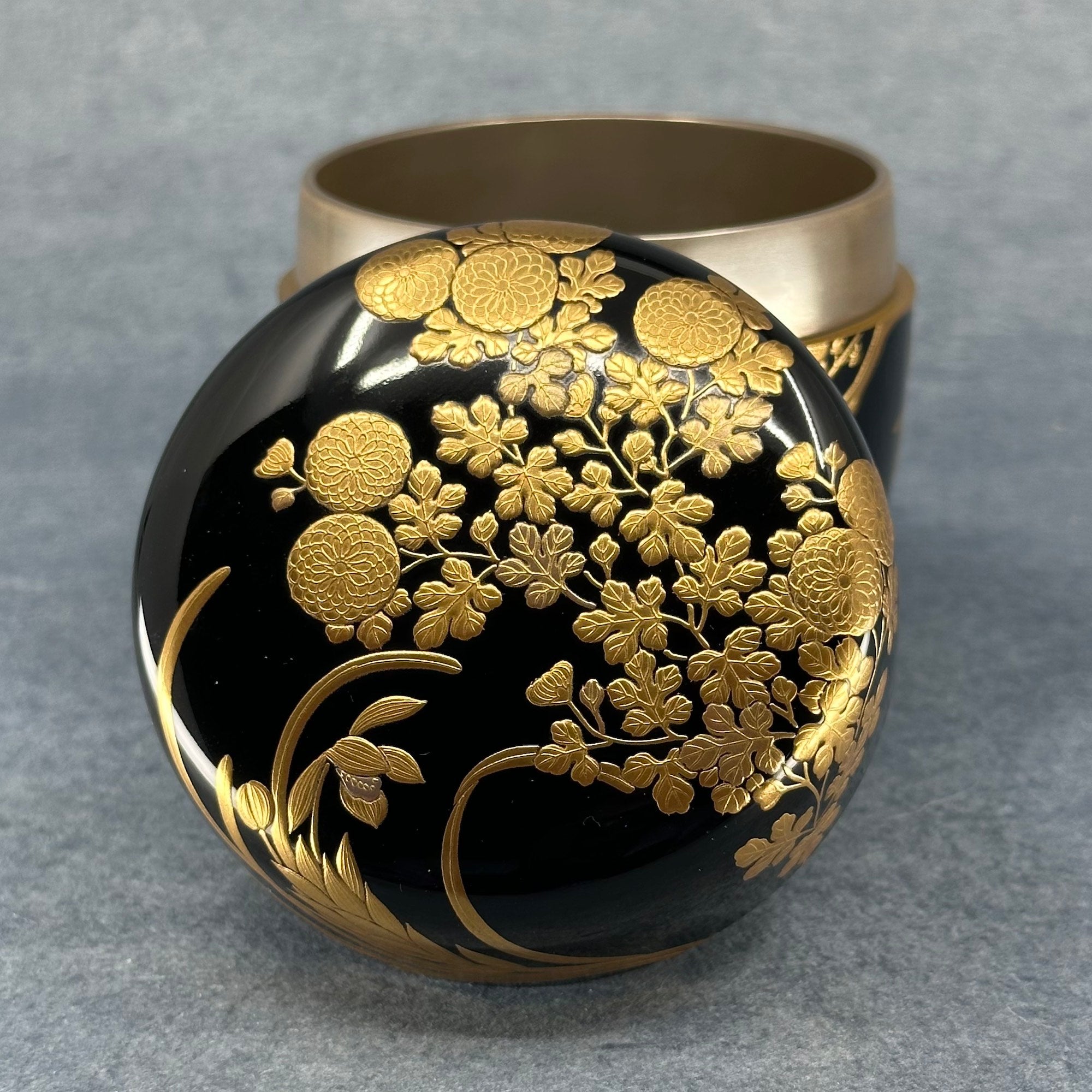 Natsume (boîte à thé japonaise) laque et or, décor shikunshi (quatre gentilshommes) de Ippyōsai