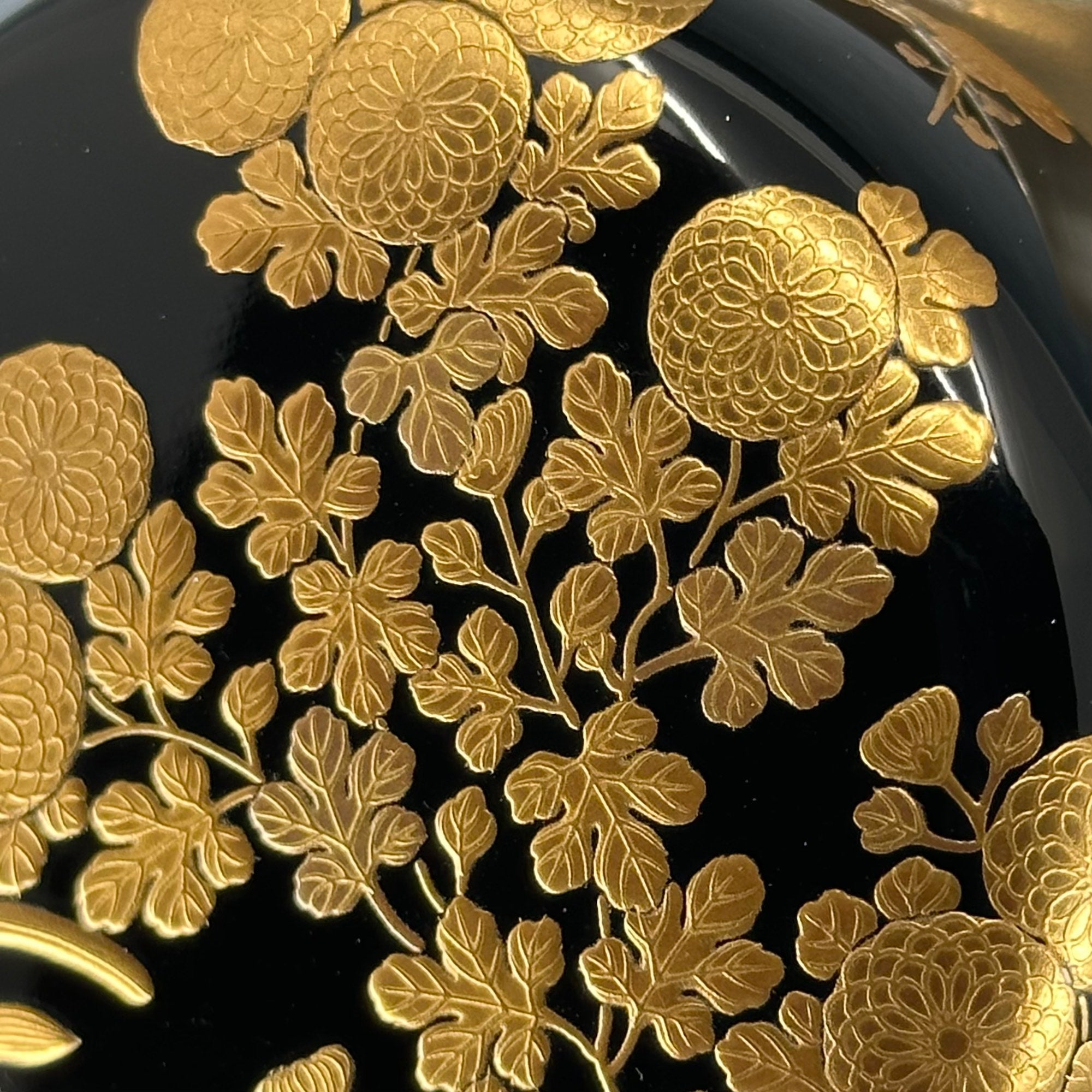 Natsume (Japanese tea caddy) lacquered in gold, shikunshi (four gentlemen) decor by Ippyōsai