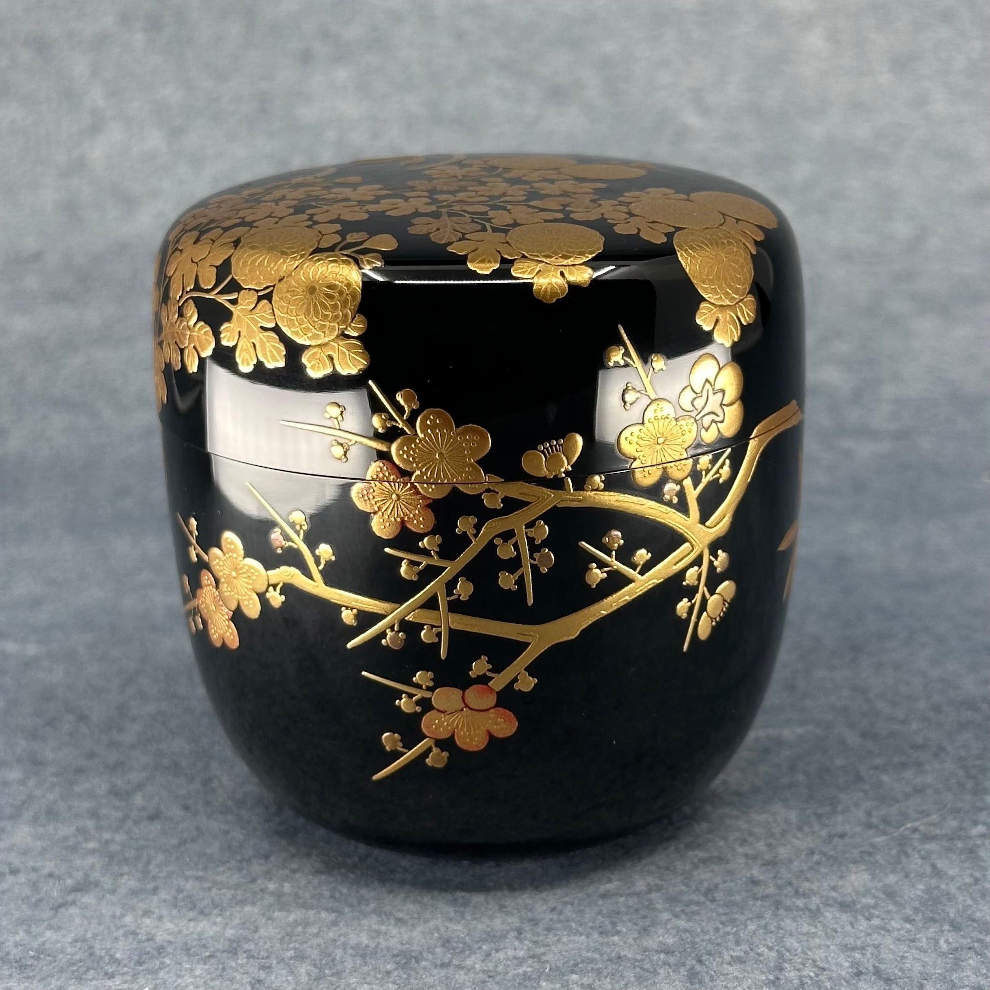 Natsume (boîte à thé japonaise) laque et or, décor shikunshi (quatre gentilshommes) de Ippyōsai