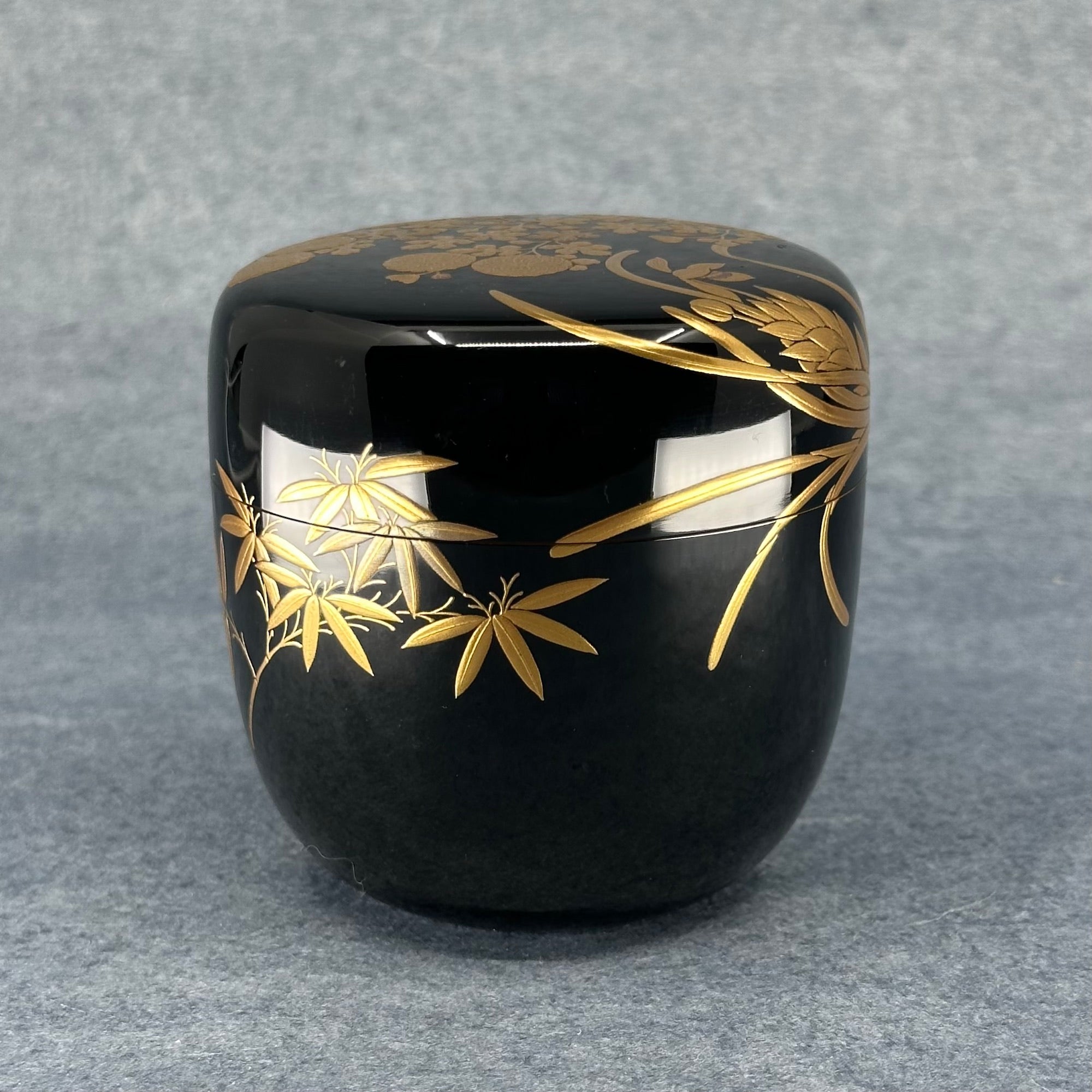 Natsume (boîte à thé japonaise) laque et or, décor shikunshi (quatre gentilshommes) de Ippyōsai