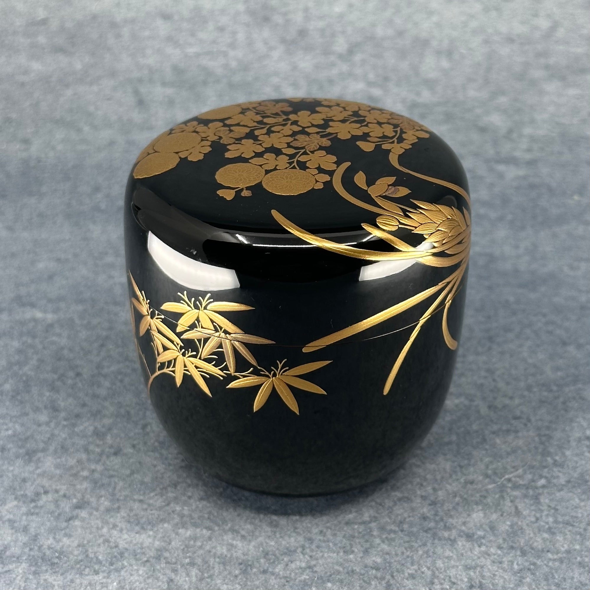 Natsume (boîte à thé japonaise) laque et or, décor shikunshi (quatre gentilshommes) de Ippyōsai