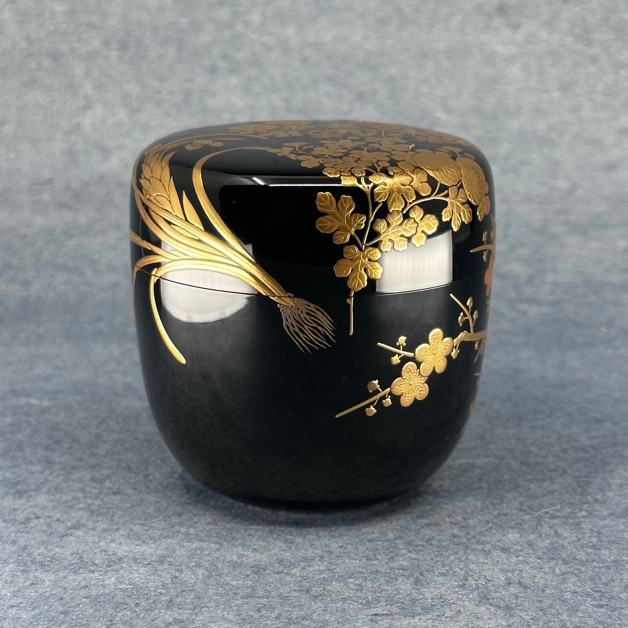 Natsume (boîte à thé japonaise) laque et or, décor shikunshi (quatre gentilshommes) de Ippyōsai