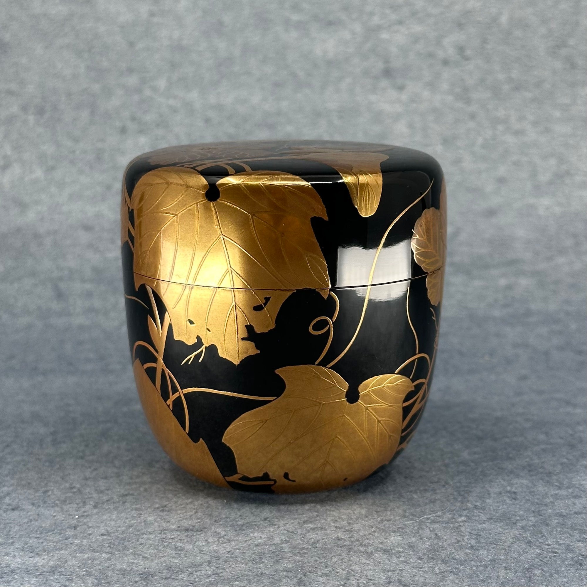 Natsume (boîte à thé japonaise) laque et or, décor de tsuta (lierre) de Sōkaku Murata
