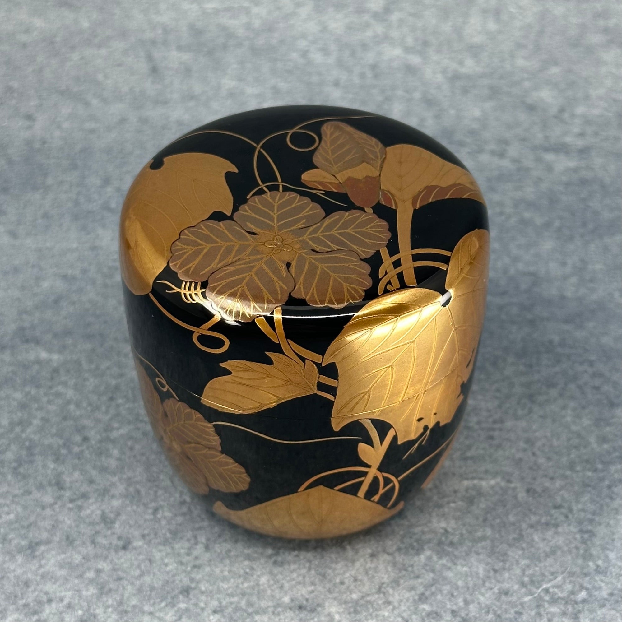 Natsume (boîte à thé japonaise) laque et or, décor de tsuta (lierre) de Sōkaku Murata