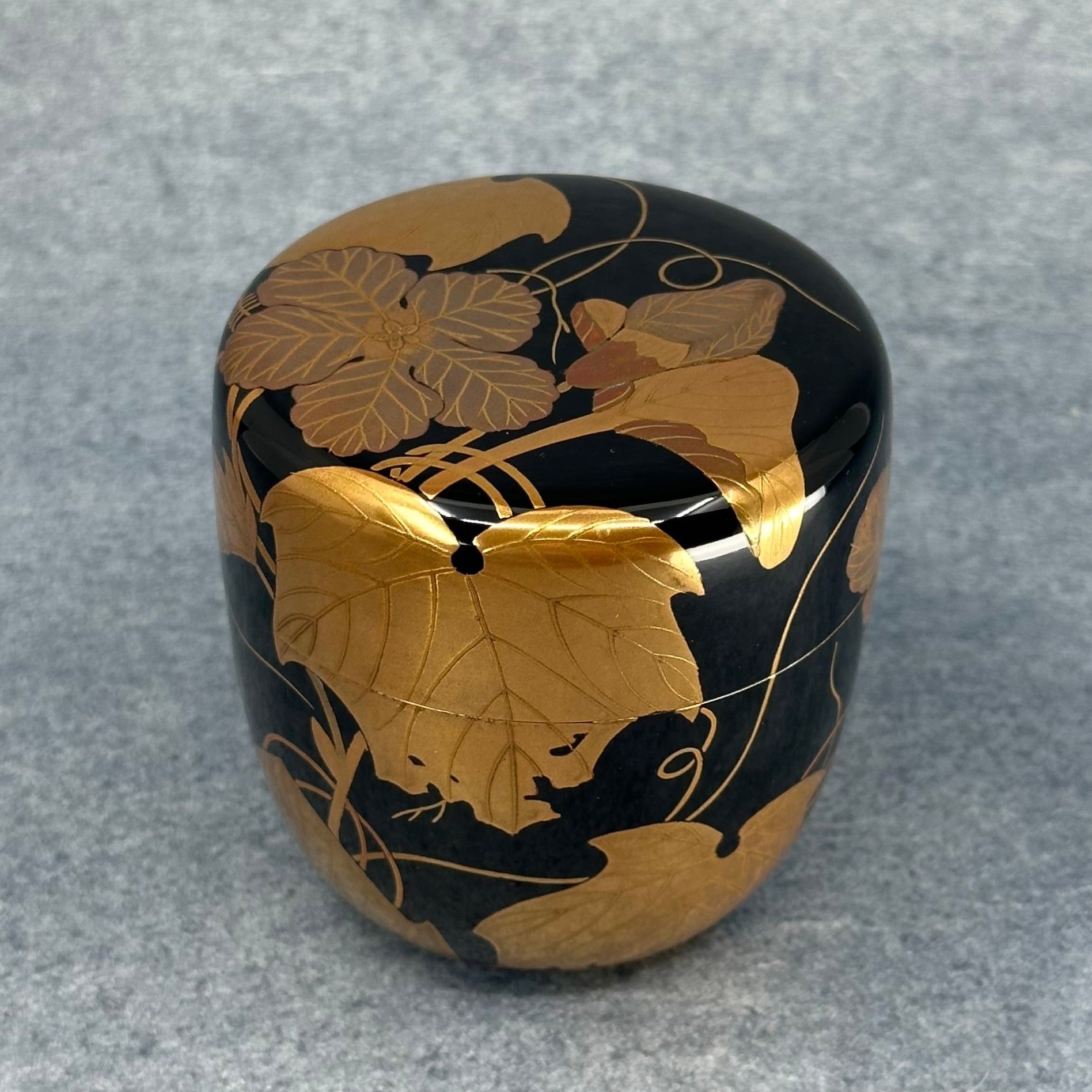 Natsume (Japanese tea caddy) in lacquer and gold, decorated with tsuta (ivy) by Sōkaku Murata