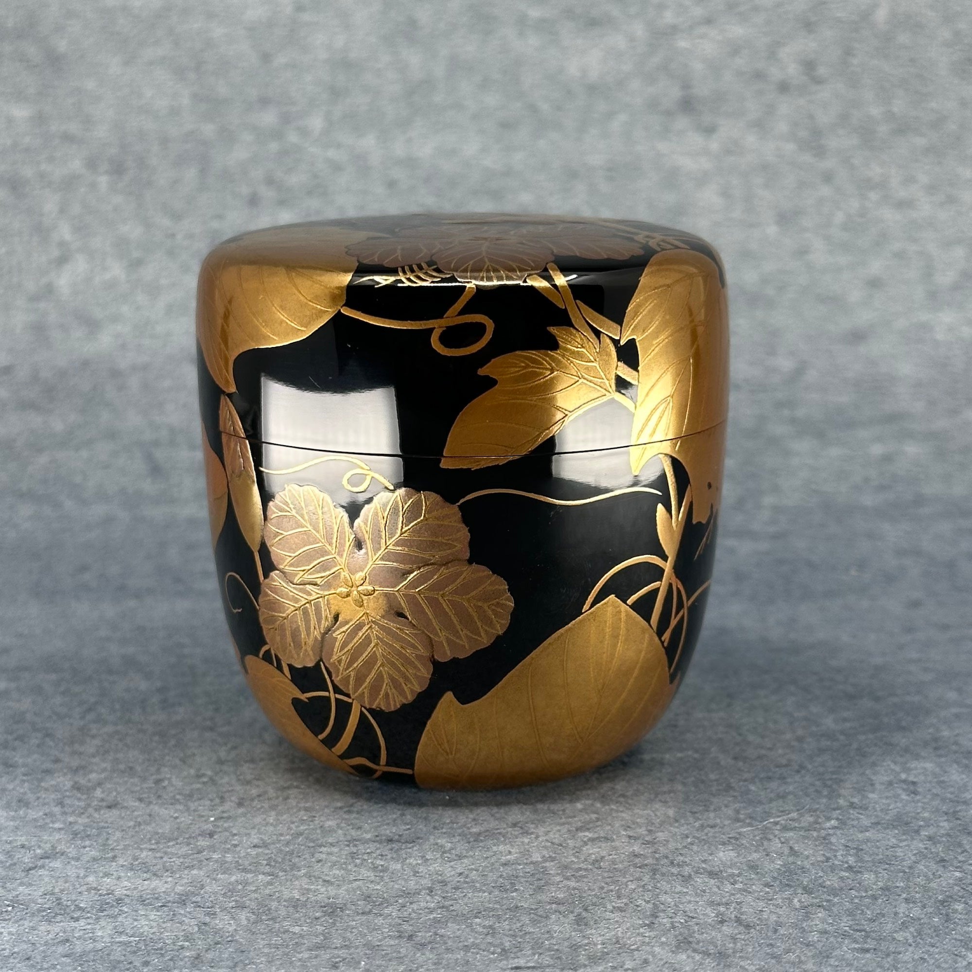 Natsume (boîte à thé japonaise) laque et or, décor de tsuta (lierre) de Sōkaku Murata