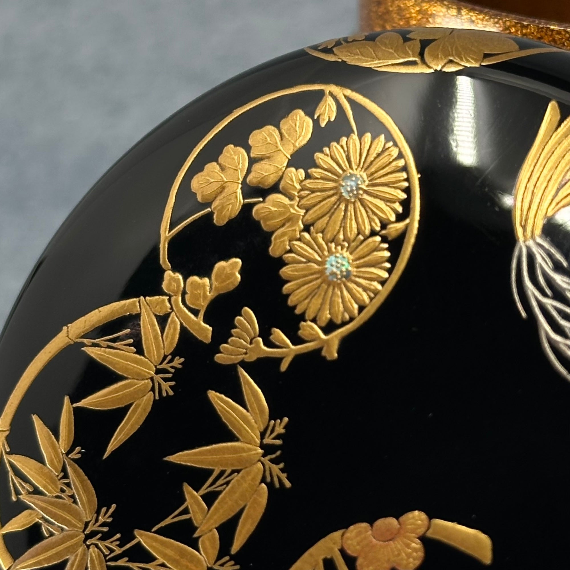 Natsume (Japanese tea caddy) lacquered and gilded, shikunshi (four gentlemen) decoration in circles by Shōetsu Watanabe