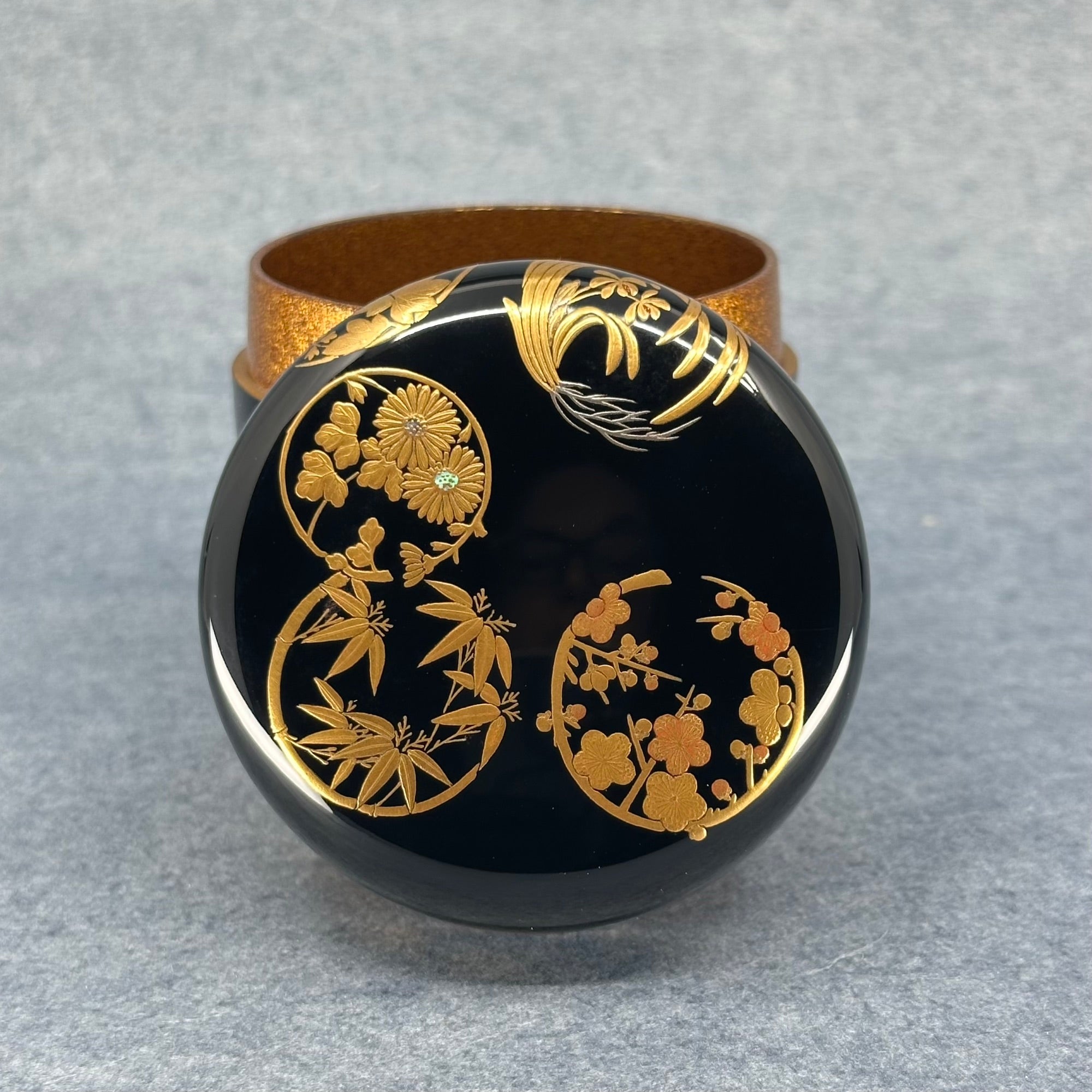 Natsume (Japanese tea caddy) lacquered and gilded, shikunshi (four gentlemen) decoration in circles by Shōetsu Watanabe