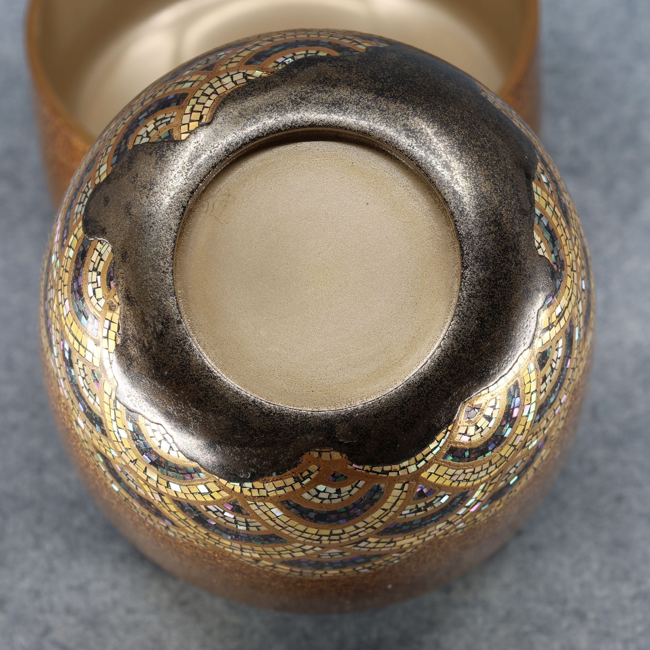 Natsume (boîte à thé japonaise) laque et or, décor nyoi hōju ryū (dragon à la perle sacrée) de Kenchi Tanaka