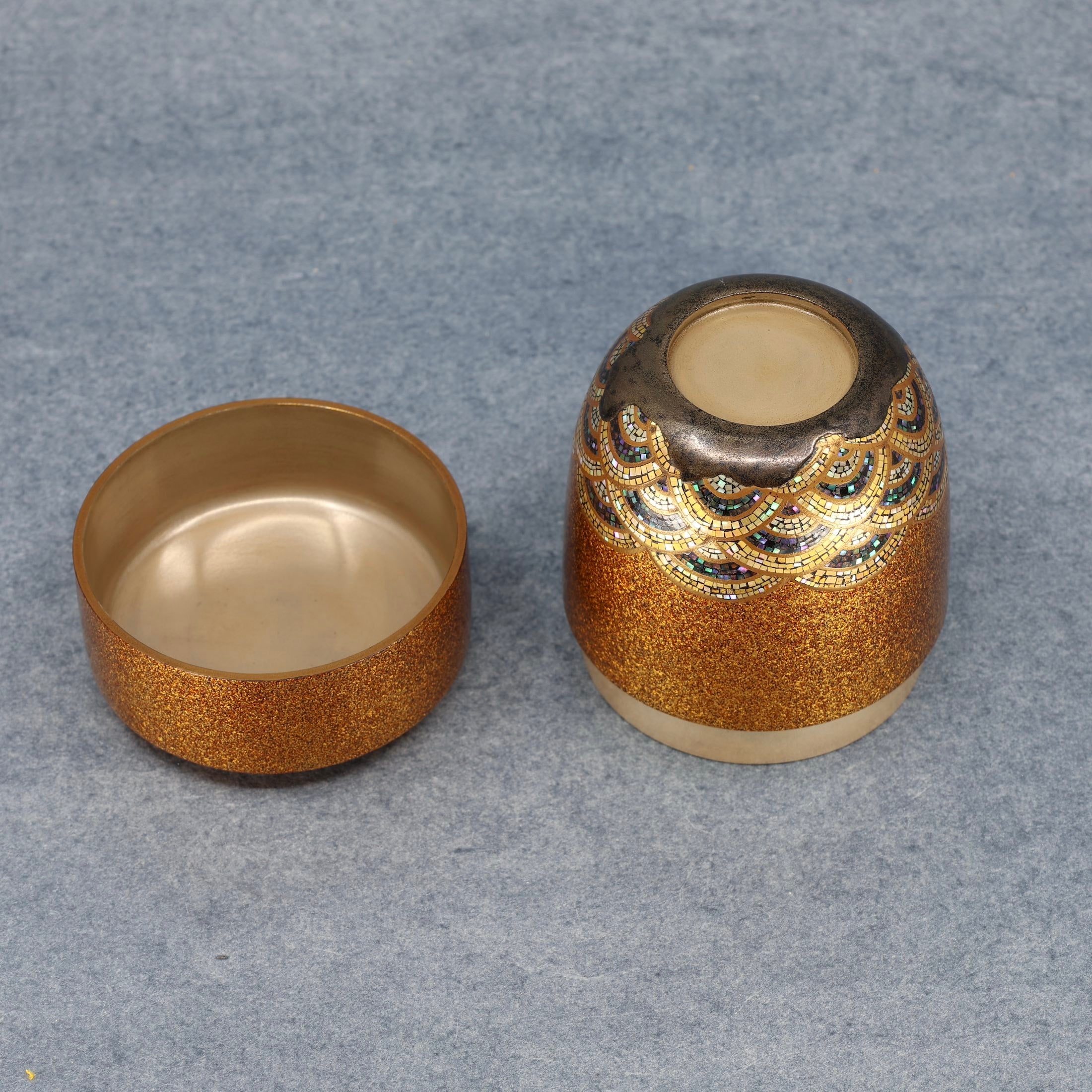 Natsume (boîte à thé japonaise) laque et or, décor nyoi hōju ryū (dragon à la perle sacrée) de Kenchi Tanaka