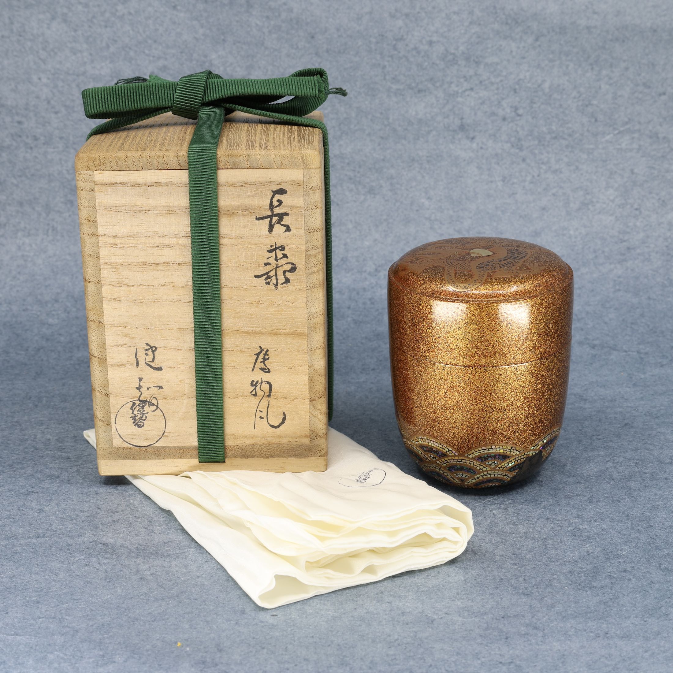 Natsume (boîte à thé japonaise) laque et or, décor nyoi hōju ryū (dragon à la perle sacrée) de Kenchi Tanaka