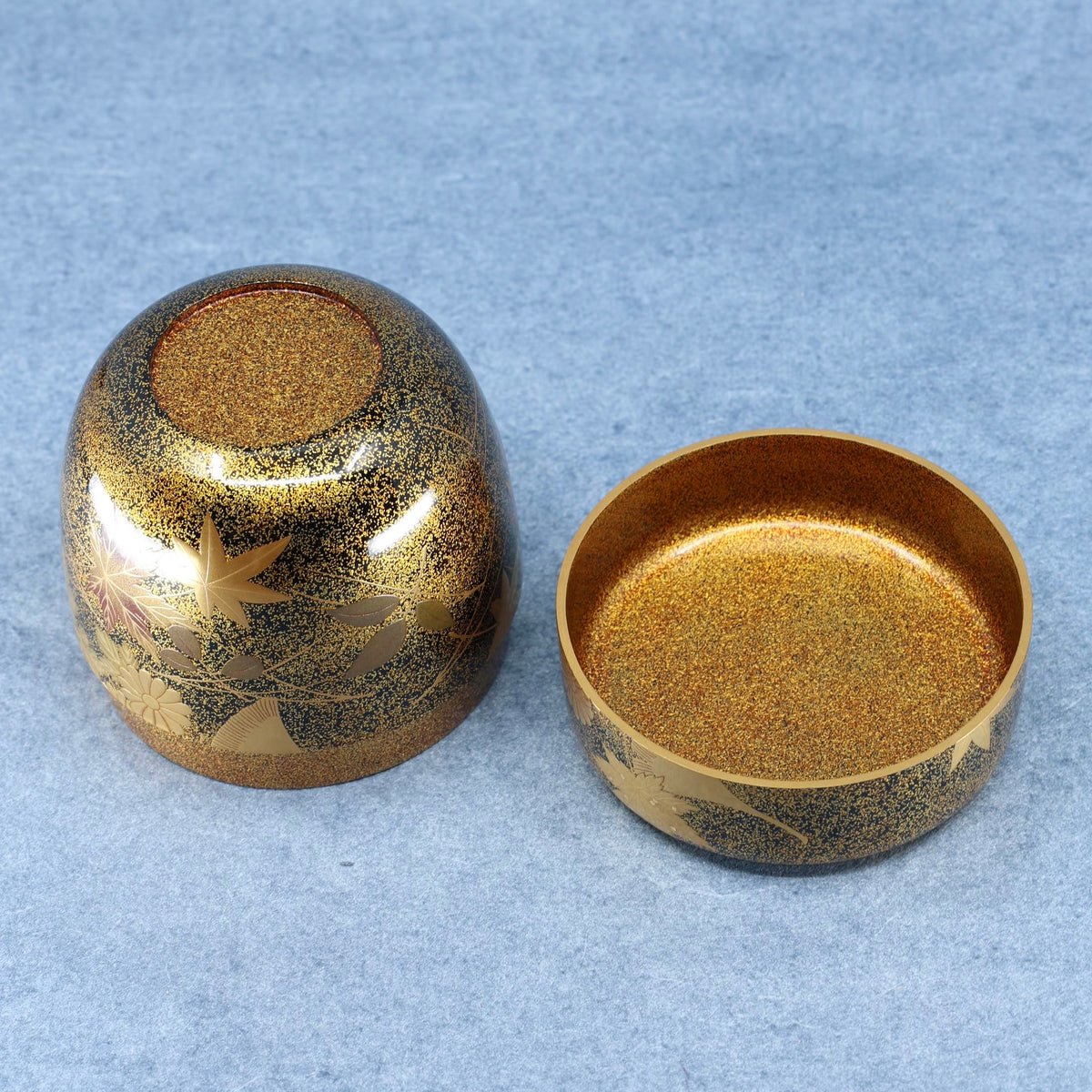 Natsume (boîte à thé japonaise) laque et or, décor fukiyose de Shōei Suzuki