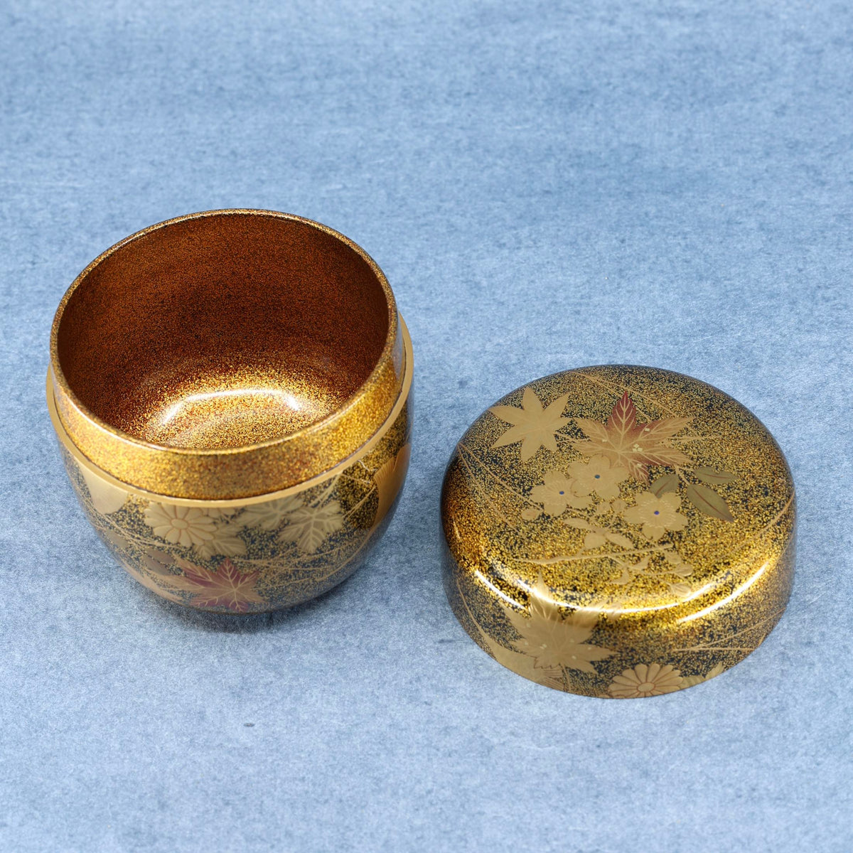 Natsume (boîte à thé japonaise) laque et or, décor fukiyose de Shōei Suzuki