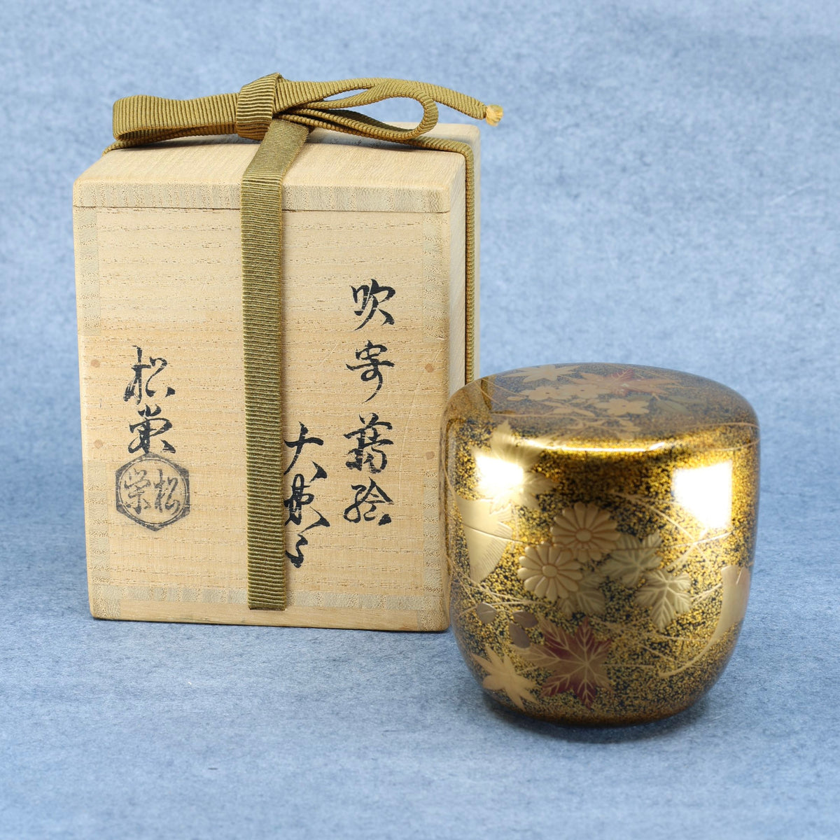 Natsume (boîte à thé japonaise) laque et or, décor fukiyose de Shōei Suzuki