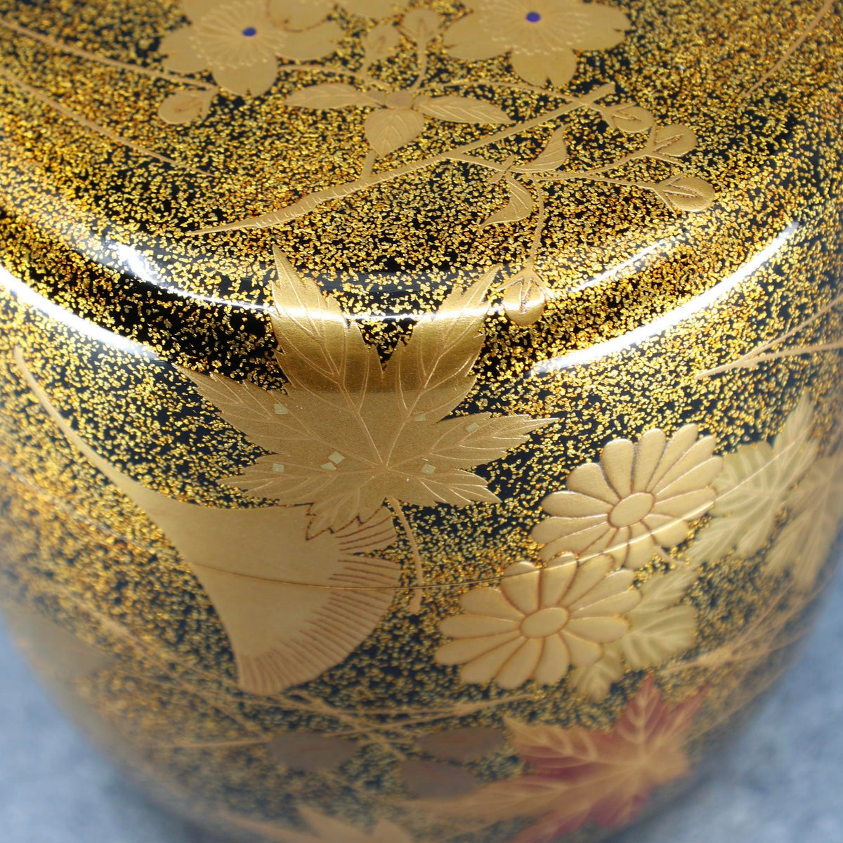 Natsume (boîte à thé japonaise) laque et or, décor fukiyose de Shōei Suzuki