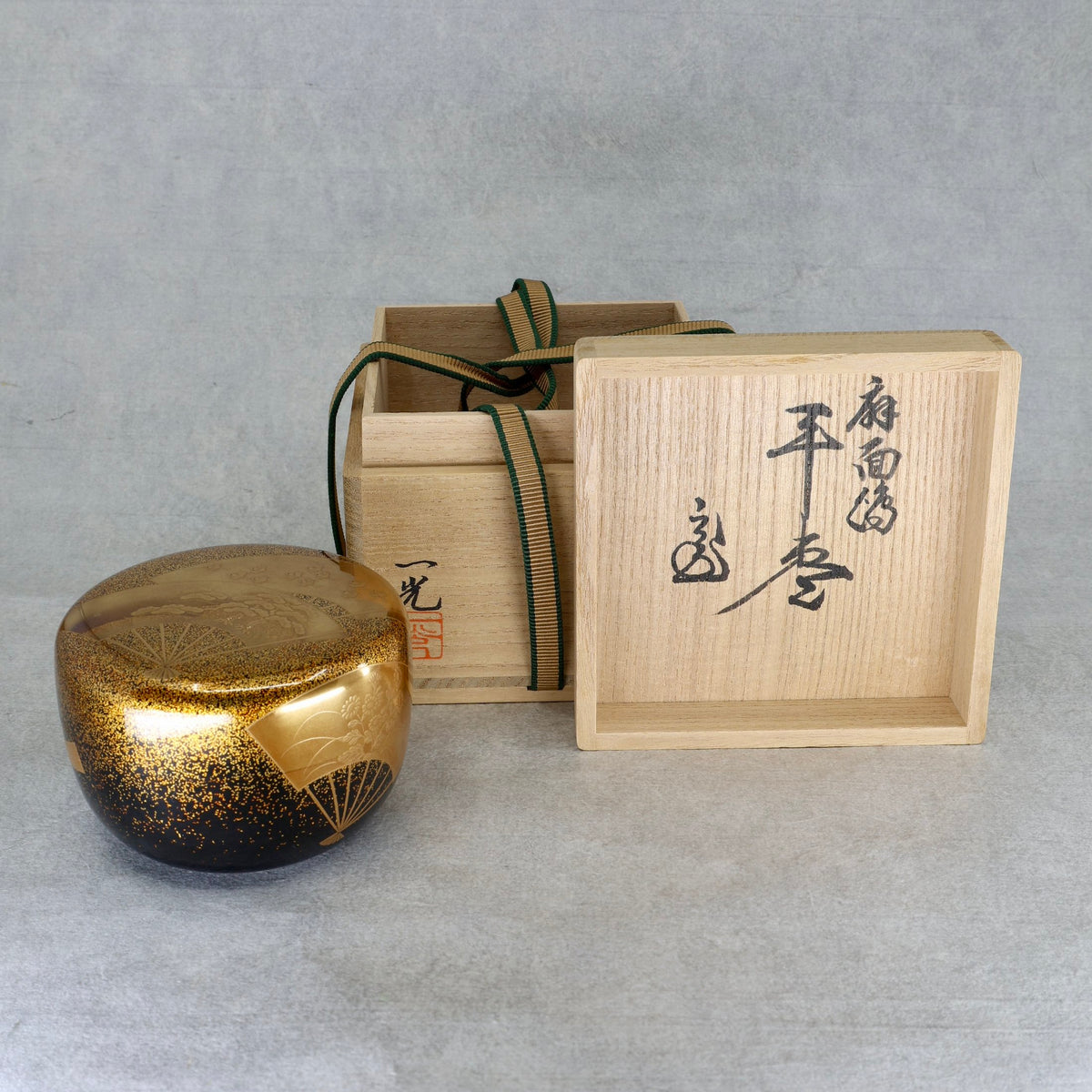 Natsume (boîte à thé japonaise) laque et or, décor senmen (éventails) de Ikkō Kiyose