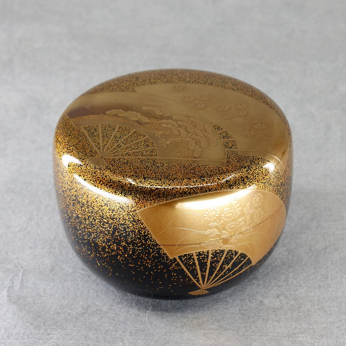 Natsume (boîte à thé japonaise) laque et or, décor senmen (éventails) de Ikkō Kiyose