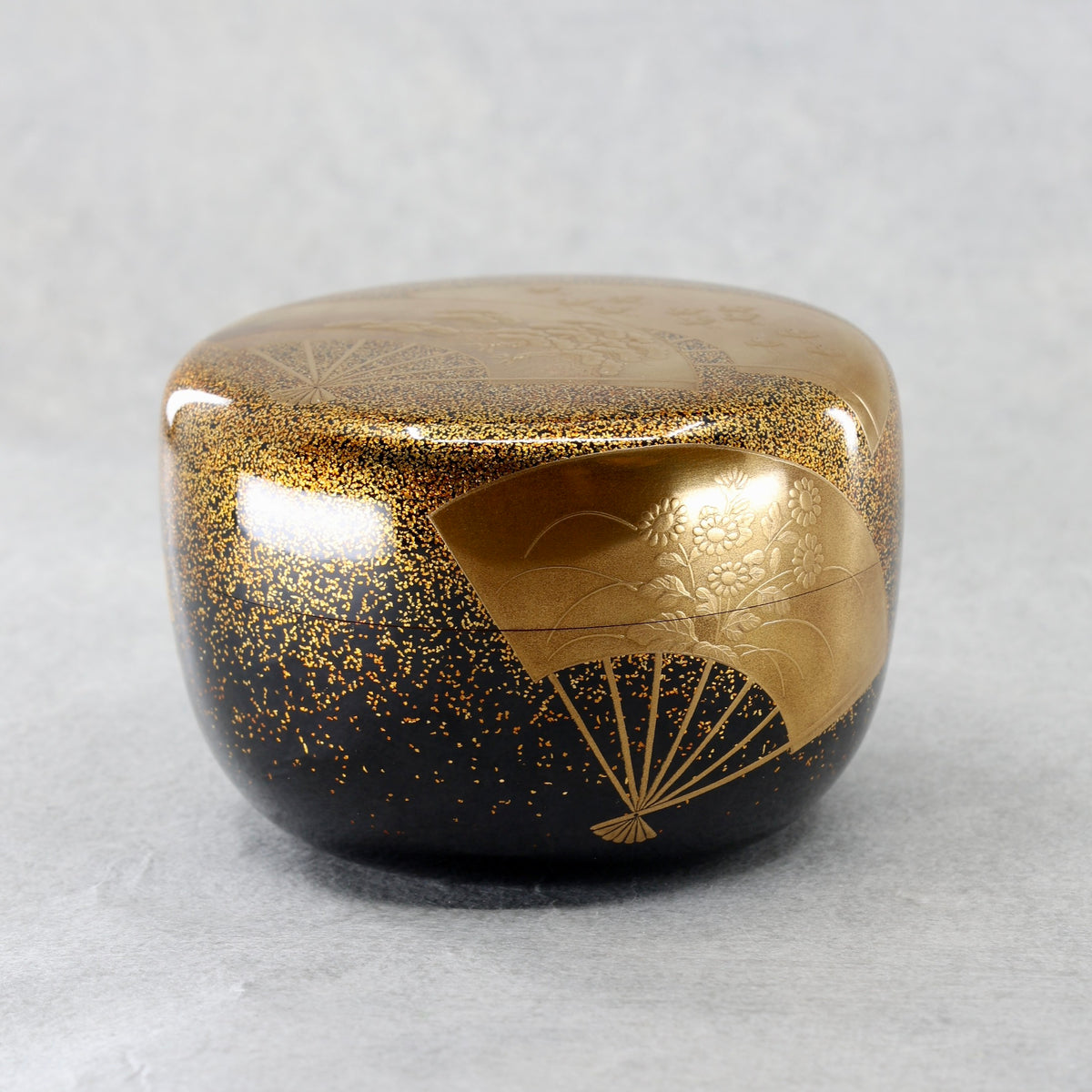 Natsume (boîte à thé japonaise) laque et or, décor senmen (éventails) de Ikkō Kiyose